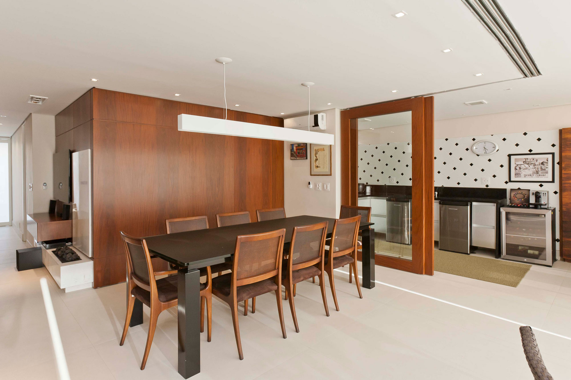 A Luminous Modern Home with Bright and Elegant Interiors in Tambore, Brazil by Conseil Brasil (22)