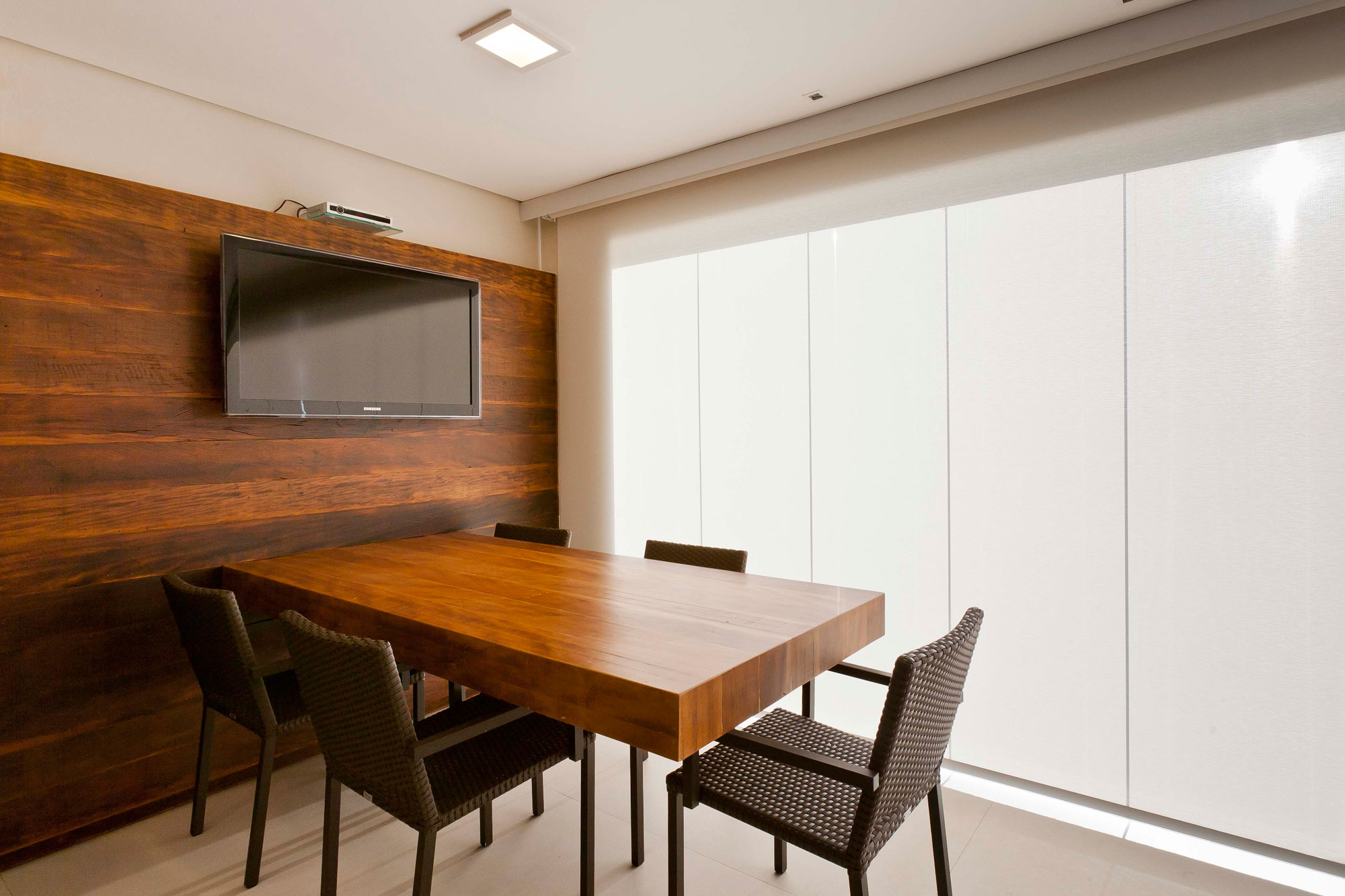 A Luminous Modern Home with Bright and Elegant Interiors in Tambore, Brazil by Conseil Brasil (25)