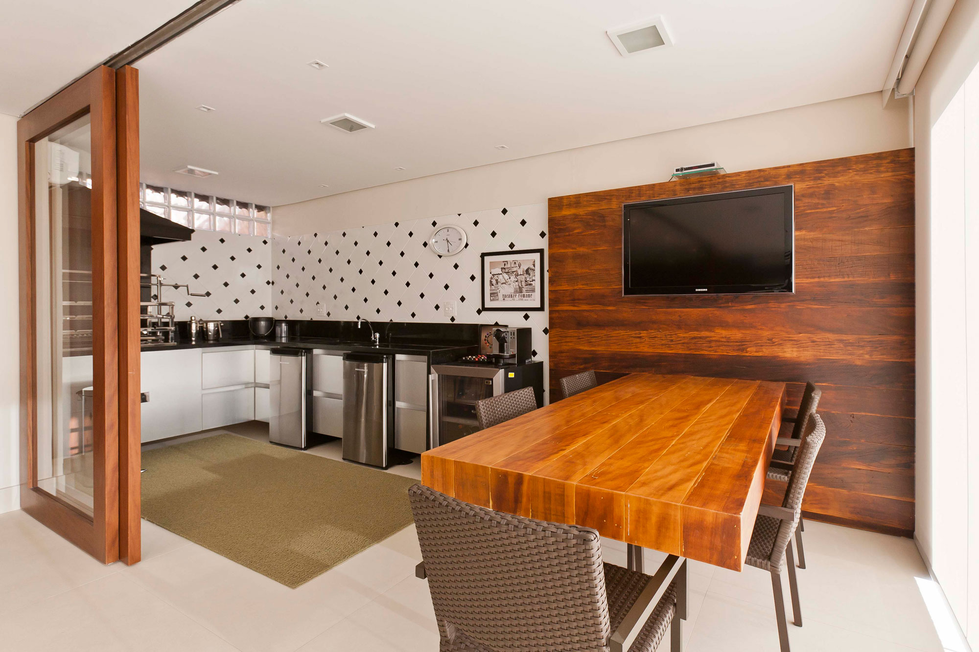 A Luminous Modern Home with Bright and Elegant Interiors in Tambore, Brazil by Conseil Brasil (26)