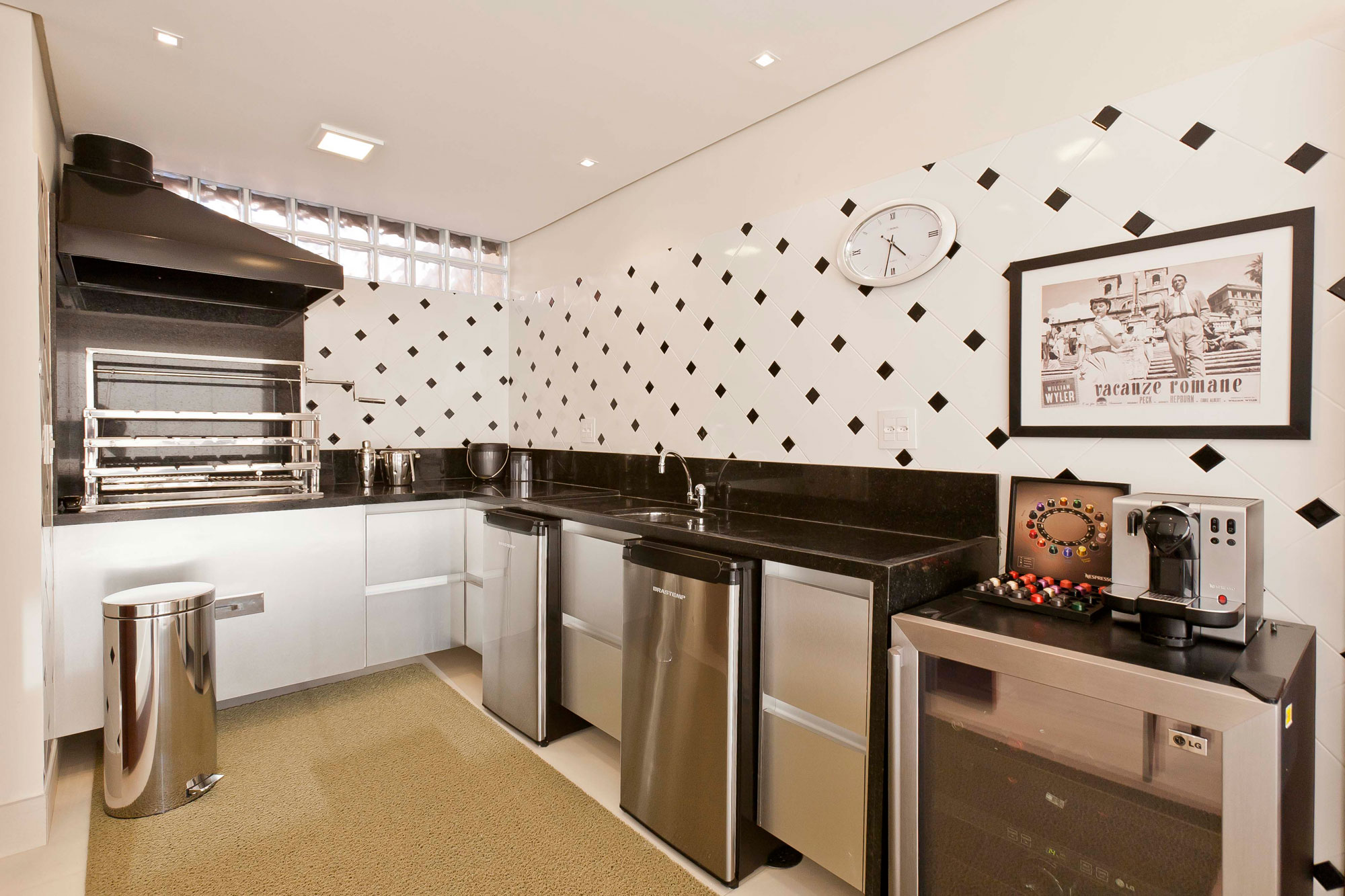 A Luminous Modern Home with Bright and Elegant Interiors in Tambore, Brazil by Conseil Brasil (27)