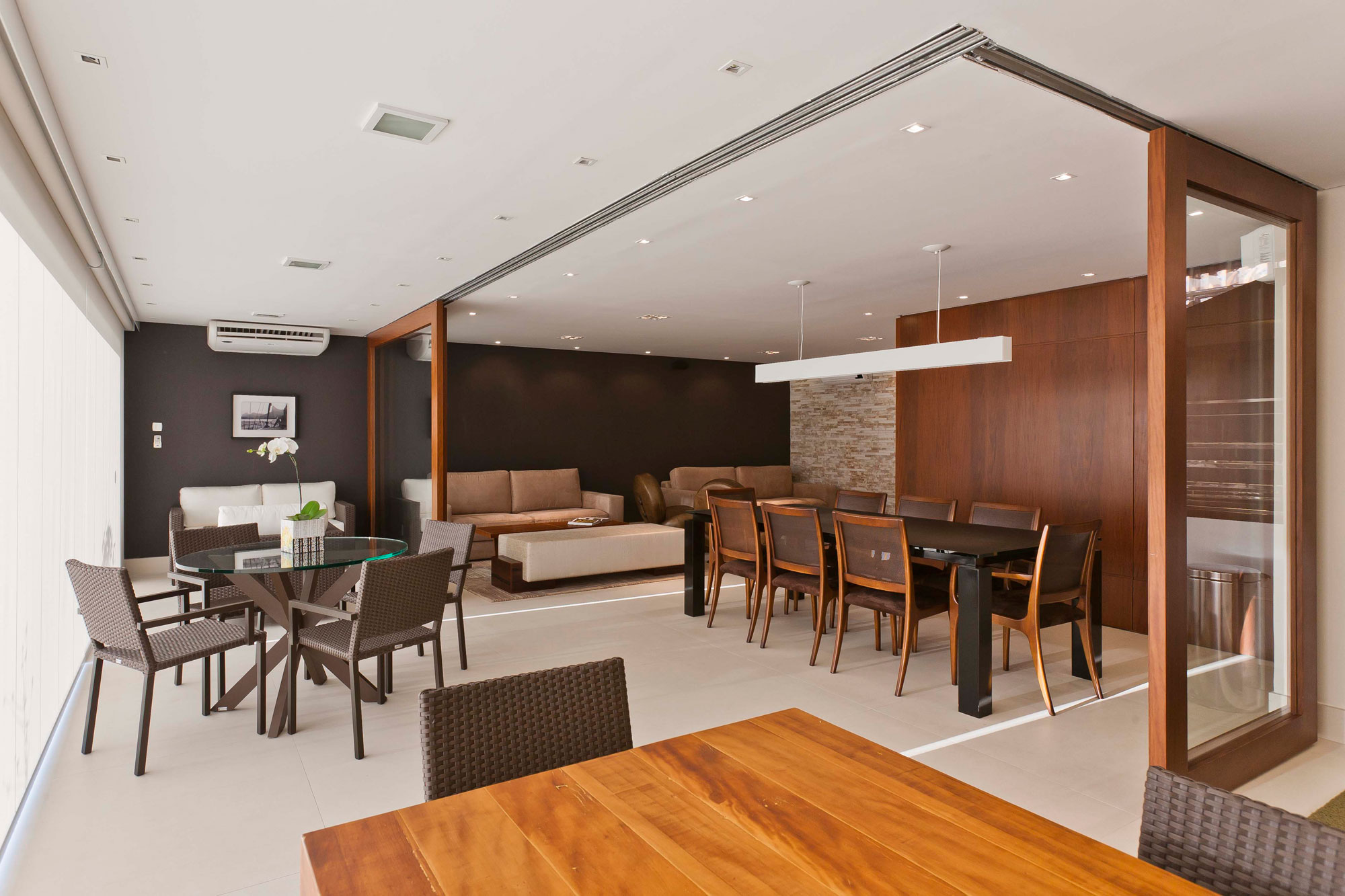 A Luminous Modern Home with Bright and Elegant Interiors in Tambore, Brazil by Conseil Brasil (28)