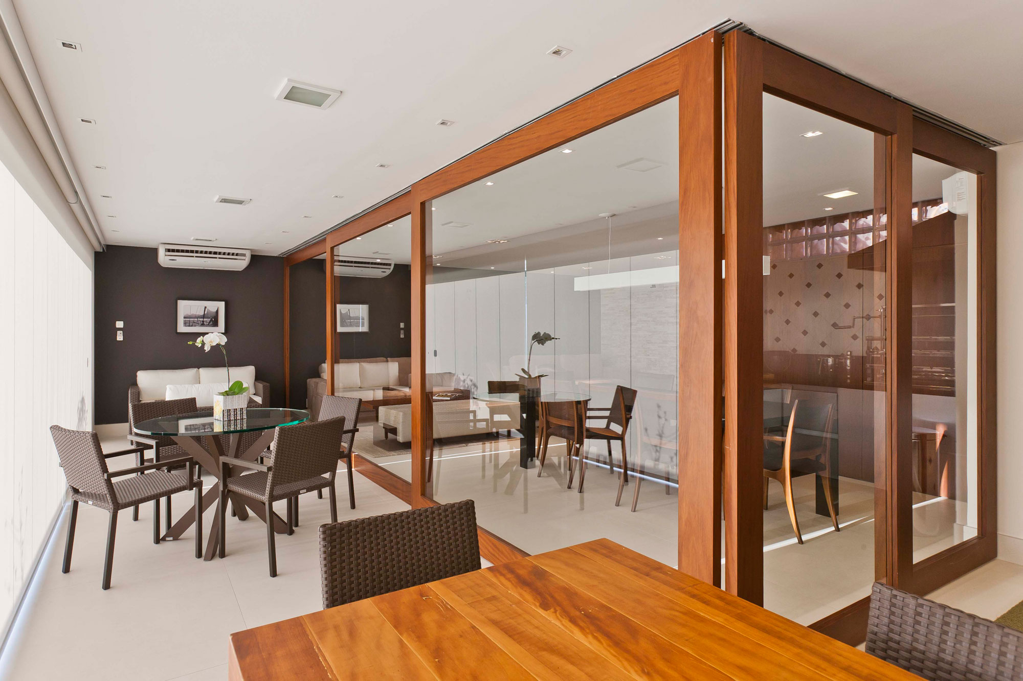 A Luminous Modern Home with Bright and Elegant Interiors in Tambore, Brazil by Conseil Brasil (29)