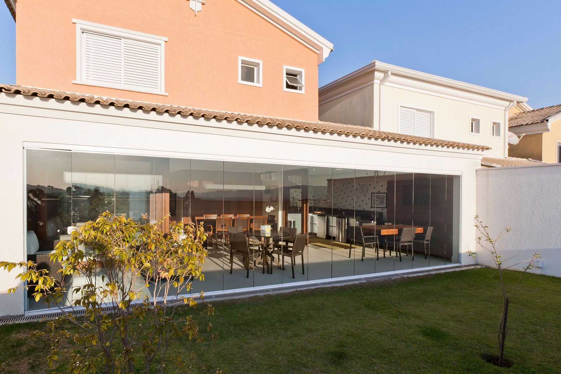 A Luminous Modern Home with Bright and Elegant Interiors in Tambore, Brazil by Conseil Brasil (3)