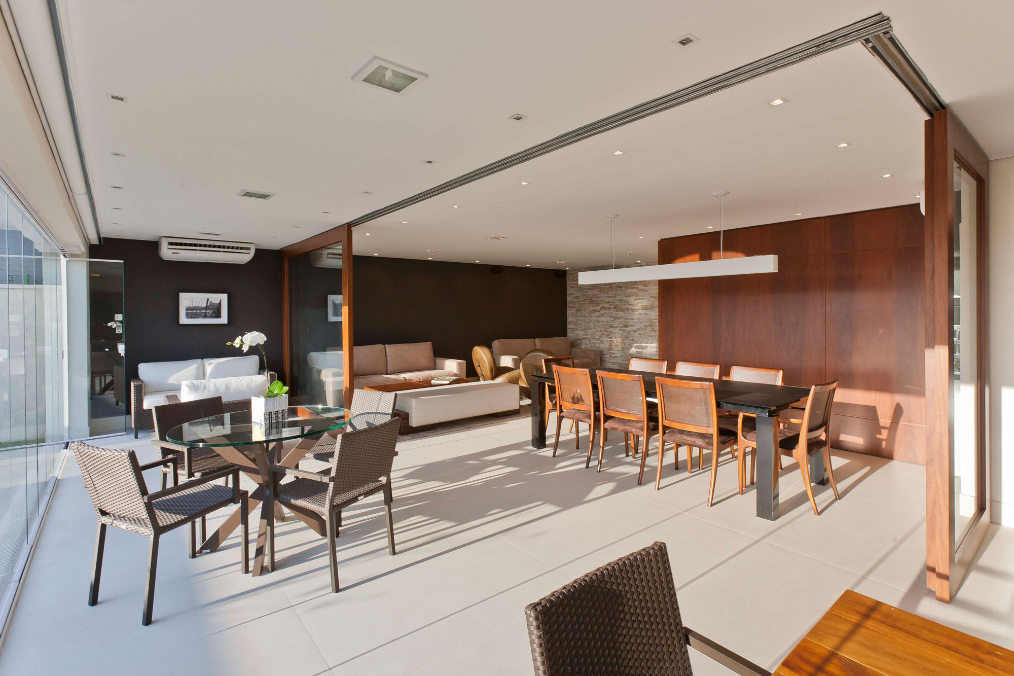 A Luminous Modern Home with Bright and Elegant Interiors in Tambore, Brazil by Conseil Brasil (30)