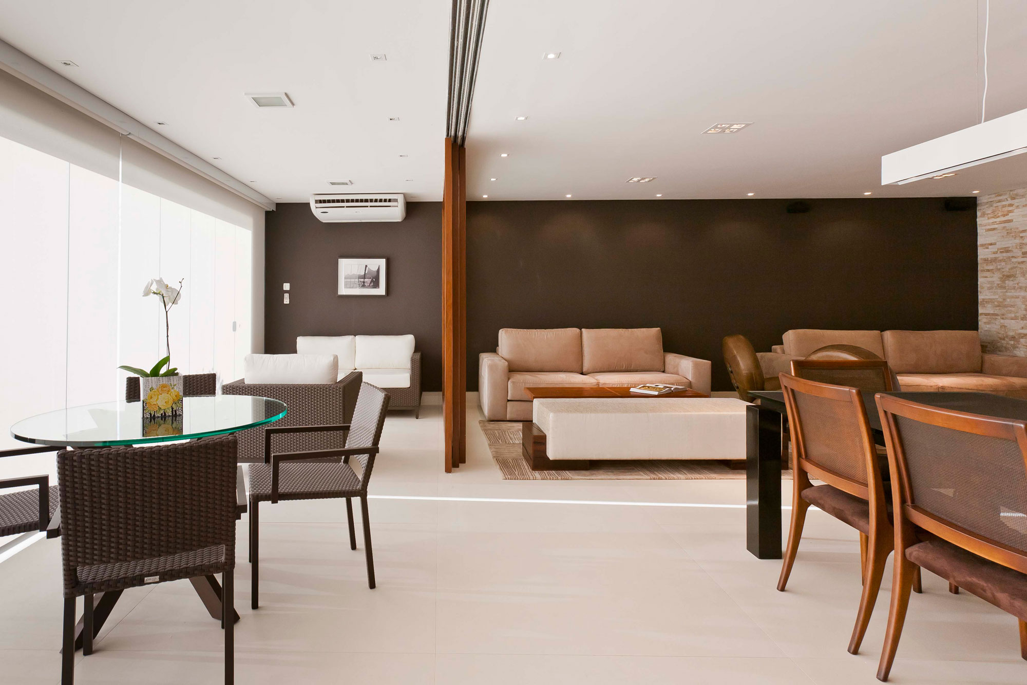 A Luminous Modern Home with Bright and Elegant Interiors in Tambore, Brazil by Conseil Brasil (31)