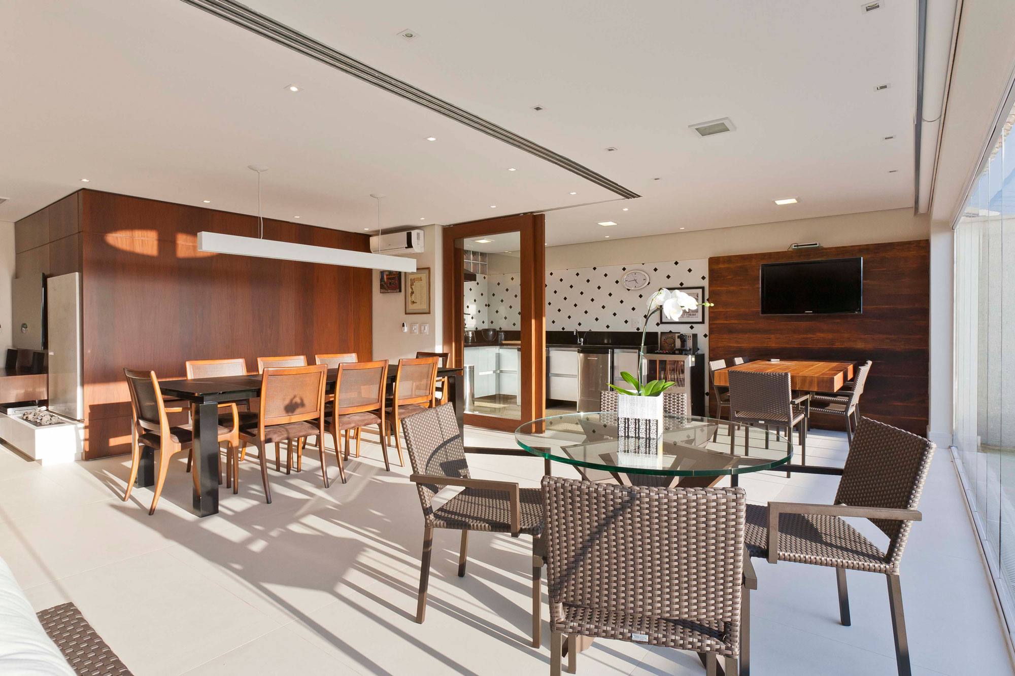 A Luminous Modern Home with Bright and Elegant Interiors in Tambore, Brazil by Conseil Brasil (32)