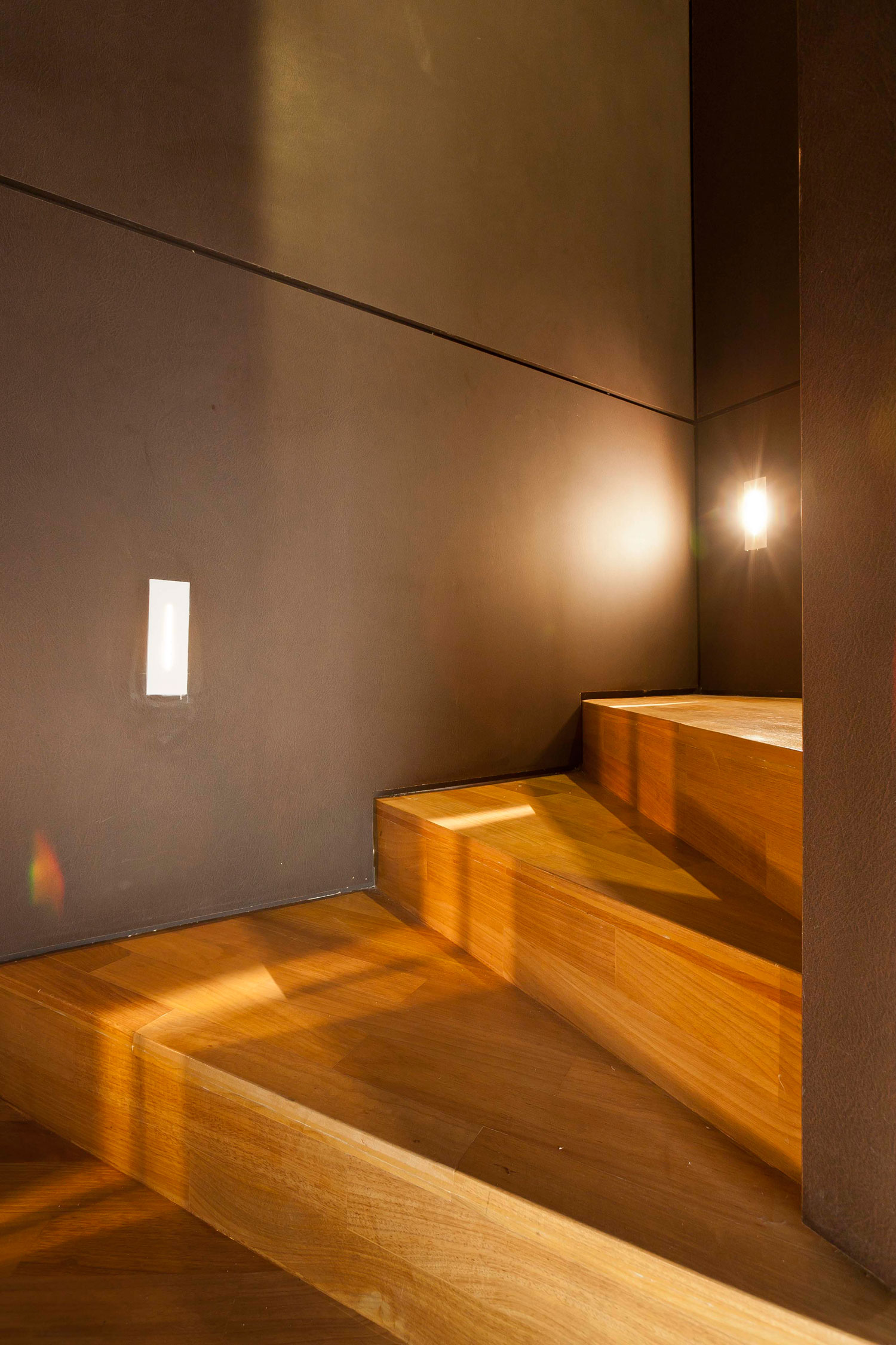 A Luminous Modern Home with Bright and Elegant Interiors in Tambore, Brazil by Conseil Brasil (34)