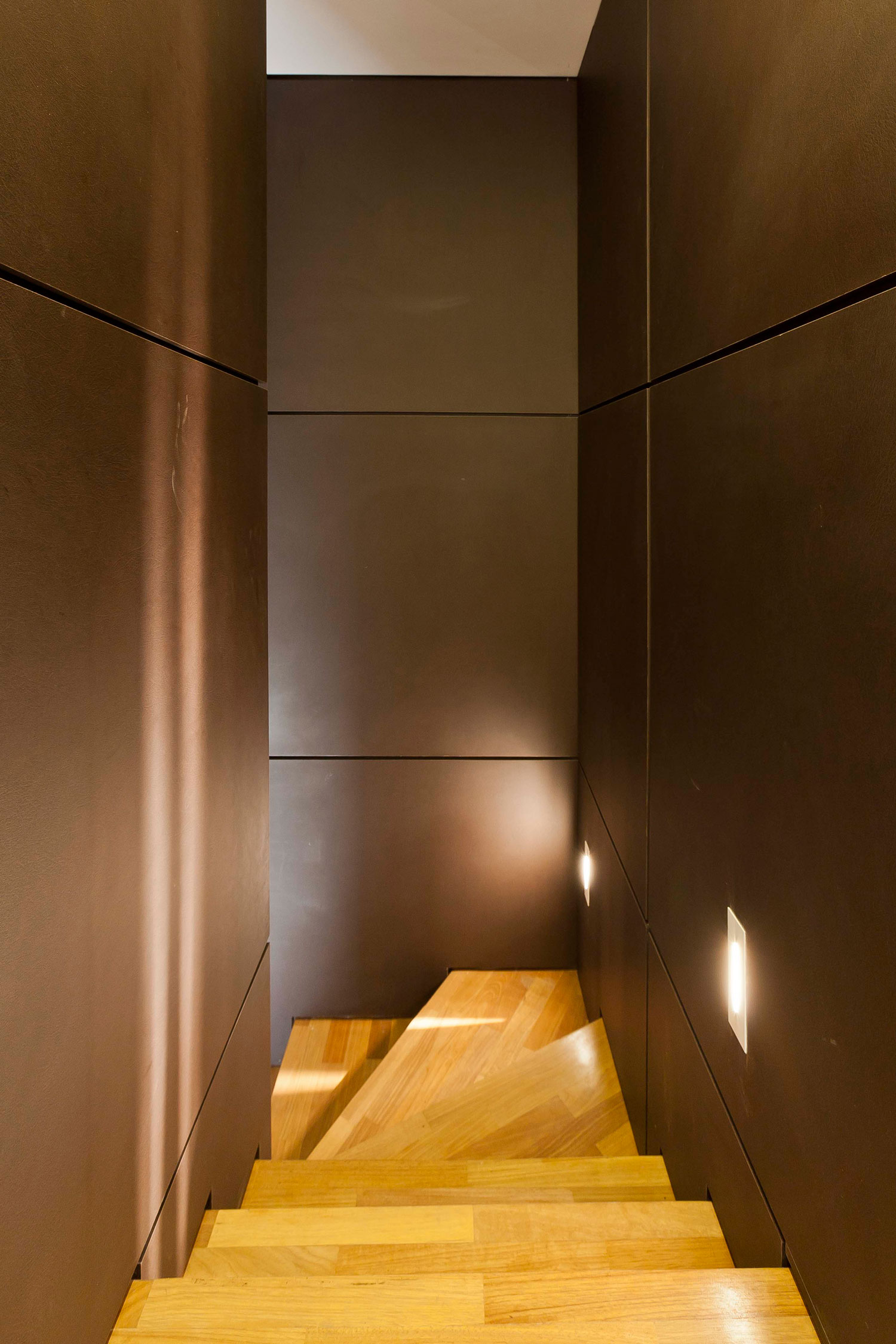 A Luminous Modern Home with Bright and Elegant Interiors in Tambore, Brazil by Conseil Brasil (35)