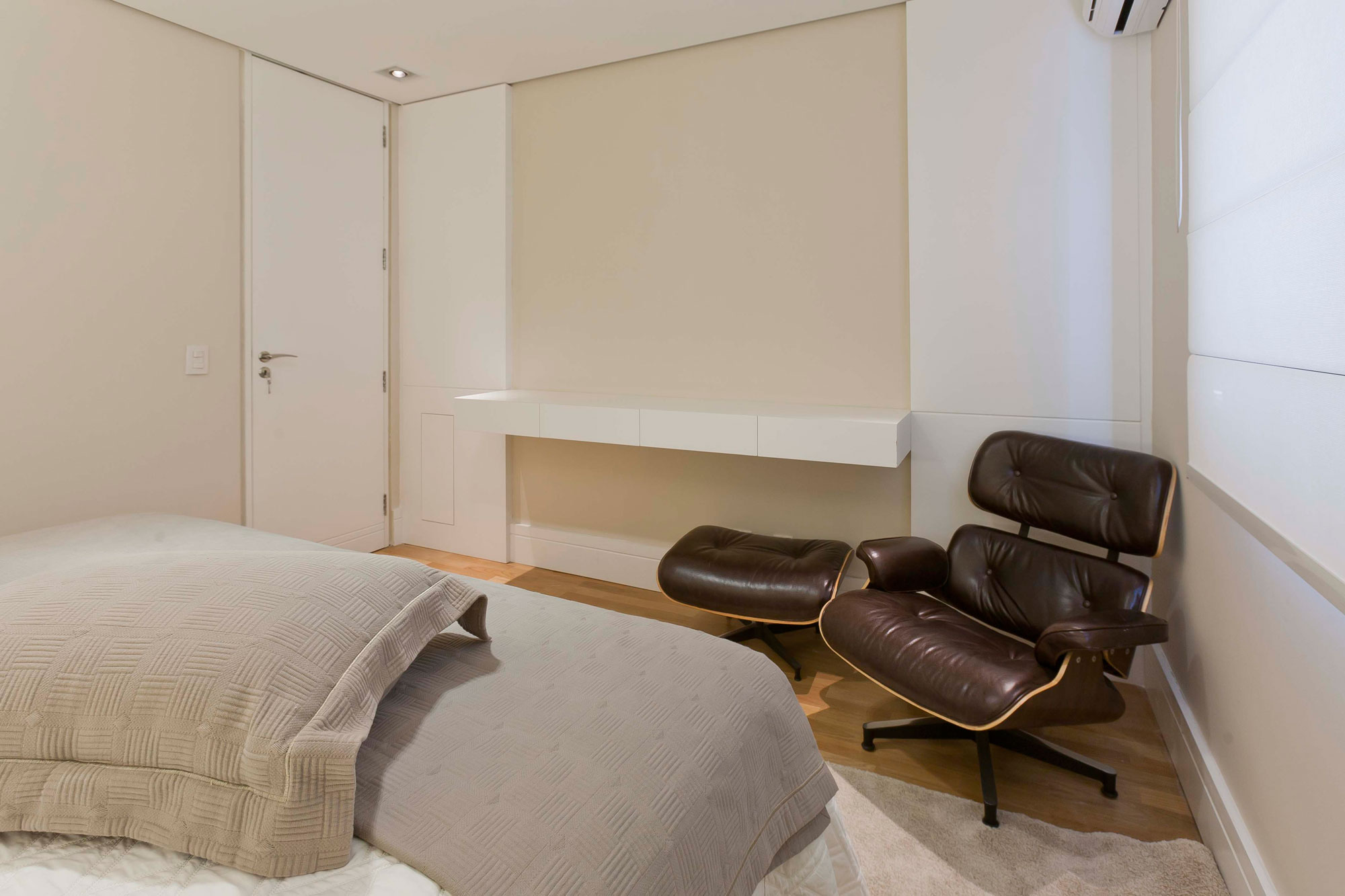 A Luminous Modern Home with Bright and Elegant Interiors in Tambore, Brazil by Conseil Brasil (38)