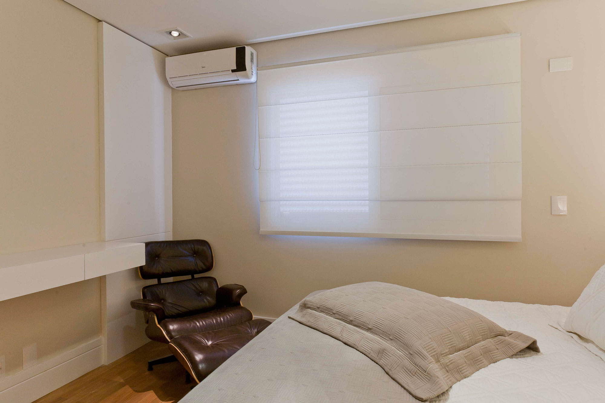 A Luminous Modern Home with Bright and Elegant Interiors in Tambore, Brazil by Conseil Brasil (39)