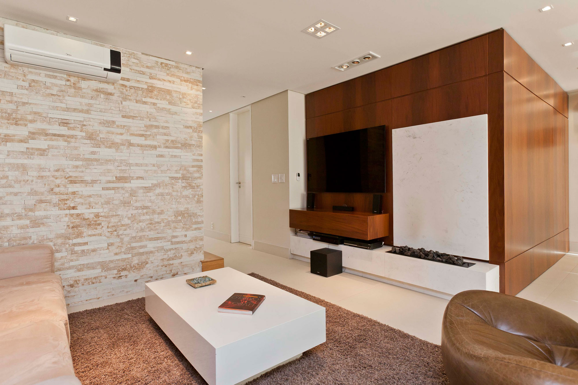 A Luminous Modern Home with Bright and Elegant Interiors in Tambore, Brazil by Conseil Brasil (4)