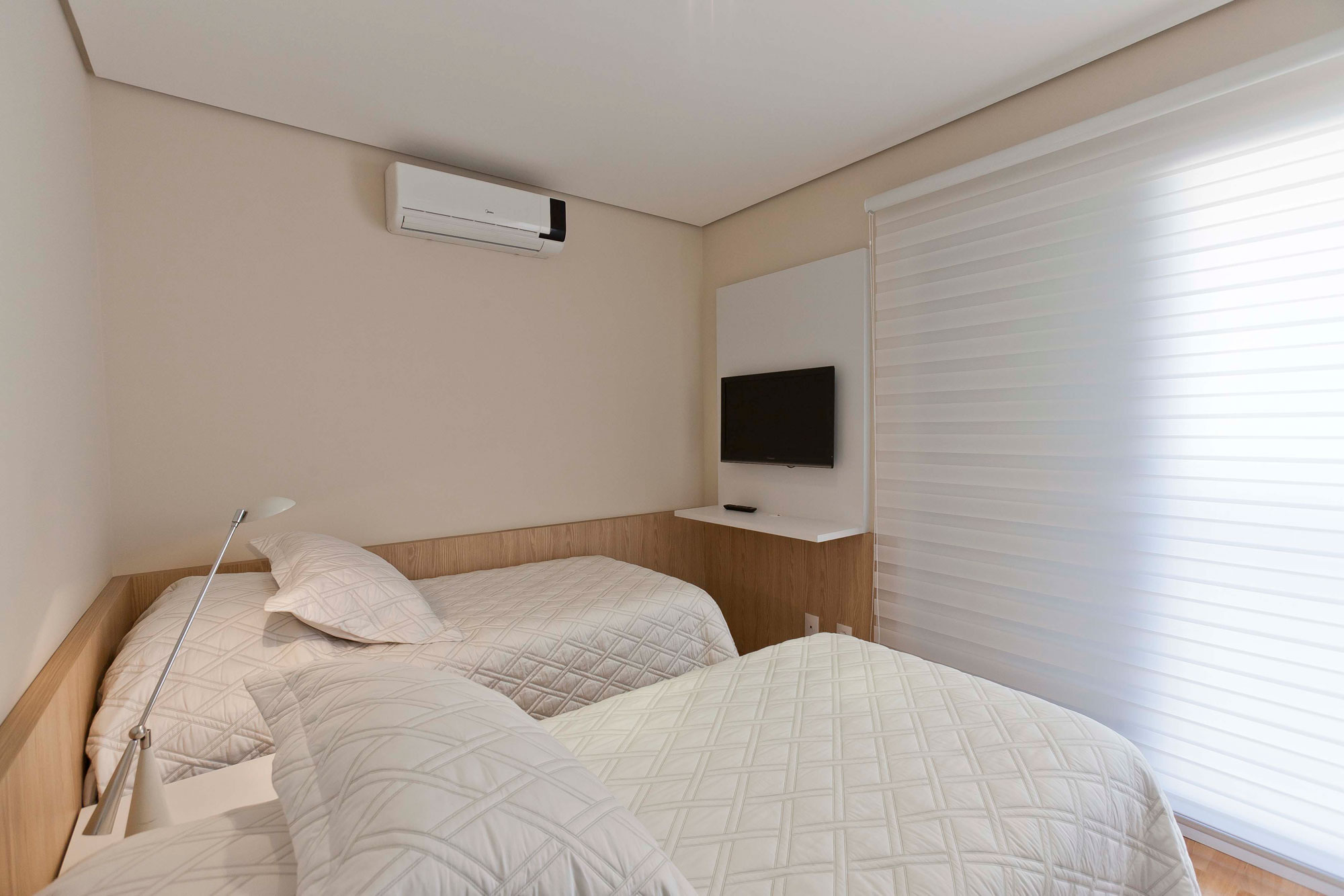 A Luminous Modern Home with Bright and Elegant Interiors in Tambore, Brazil by Conseil Brasil (40)