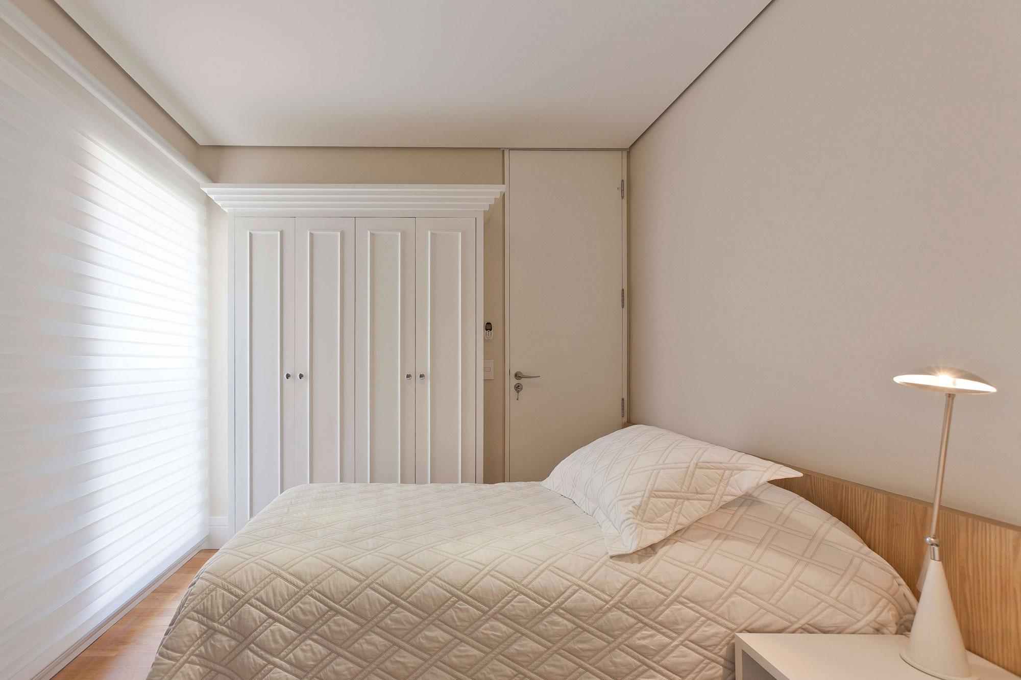 A Luminous Modern Home with Bright and Elegant Interiors in Tambore, Brazil by Conseil Brasil (42)