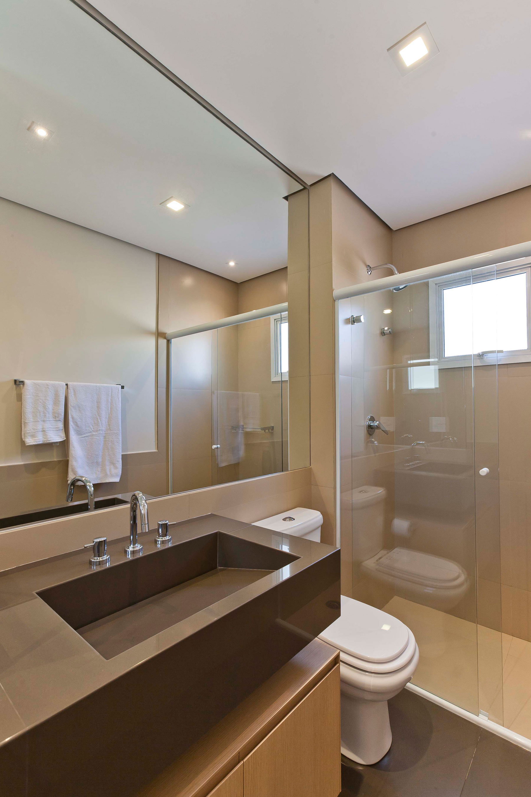 A Luminous Modern Home with Bright and Elegant Interiors in Tambore, Brazil by Conseil Brasil (44)