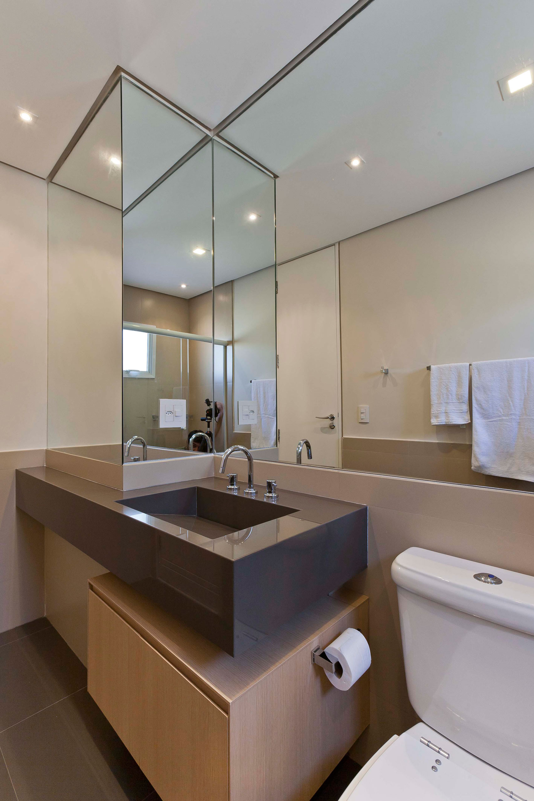 A Luminous Modern Home with Bright and Elegant Interiors in Tambore, Brazil by Conseil Brasil (45)