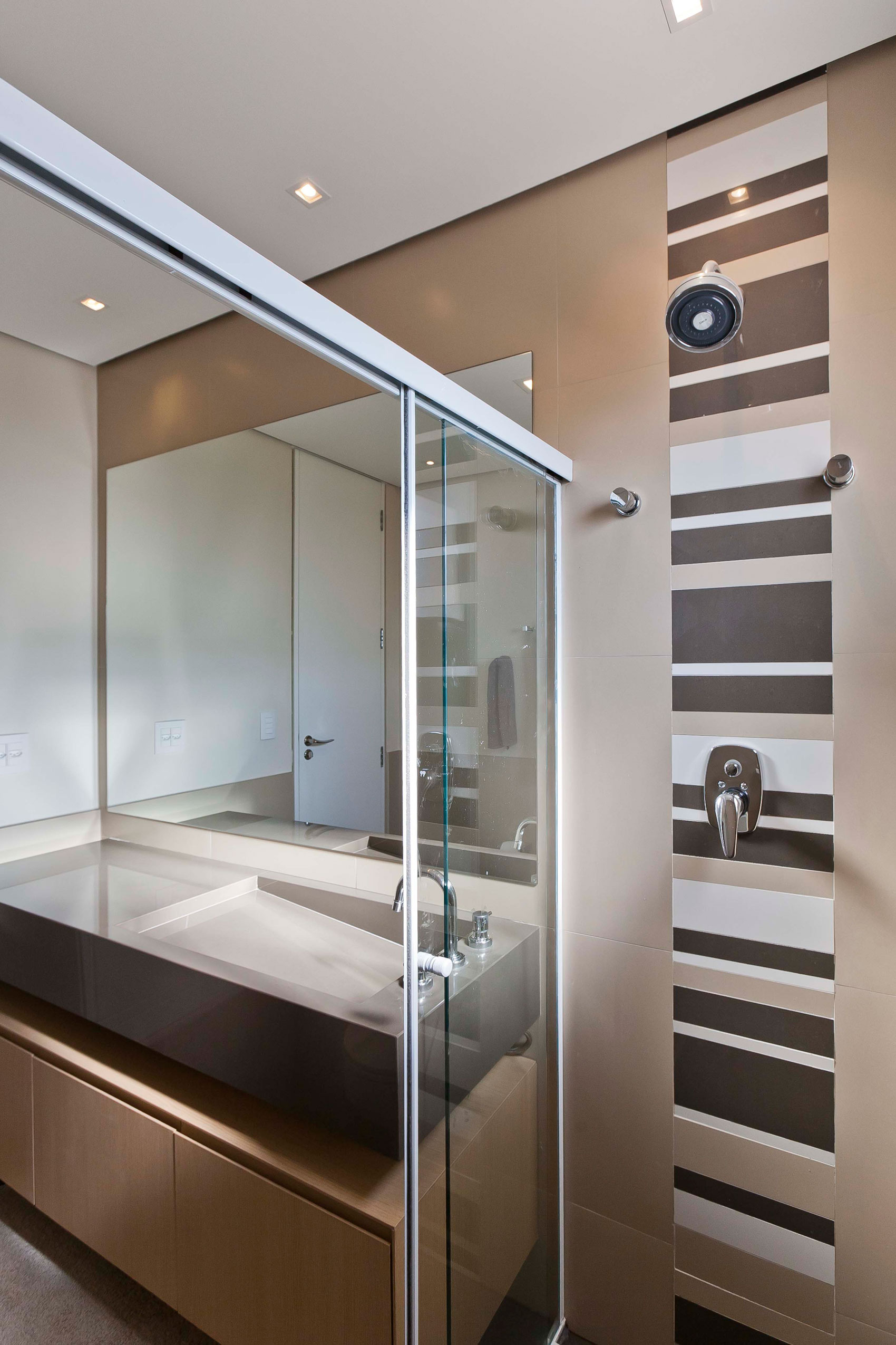 A Luminous Modern Home with Bright and Elegant Interiors in Tambore, Brazil by Conseil Brasil (46)