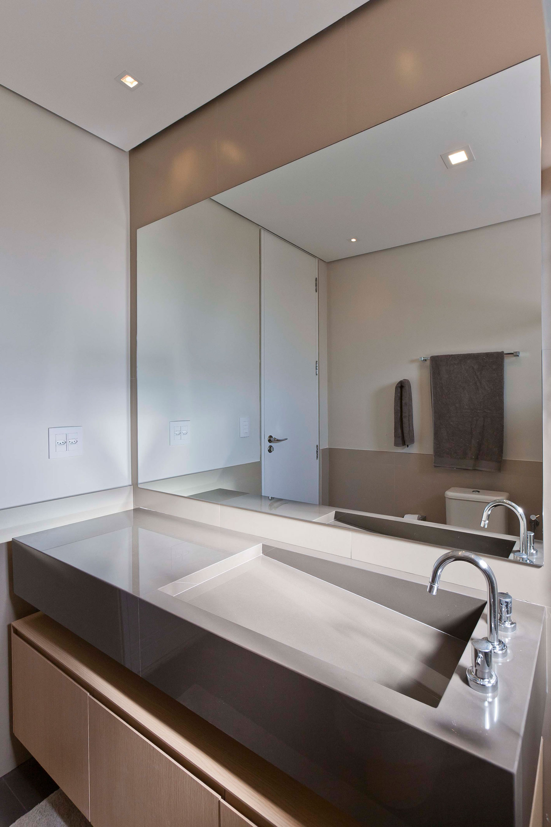 A Luminous Modern Home with Bright and Elegant Interiors in Tambore, Brazil by Conseil Brasil (47)