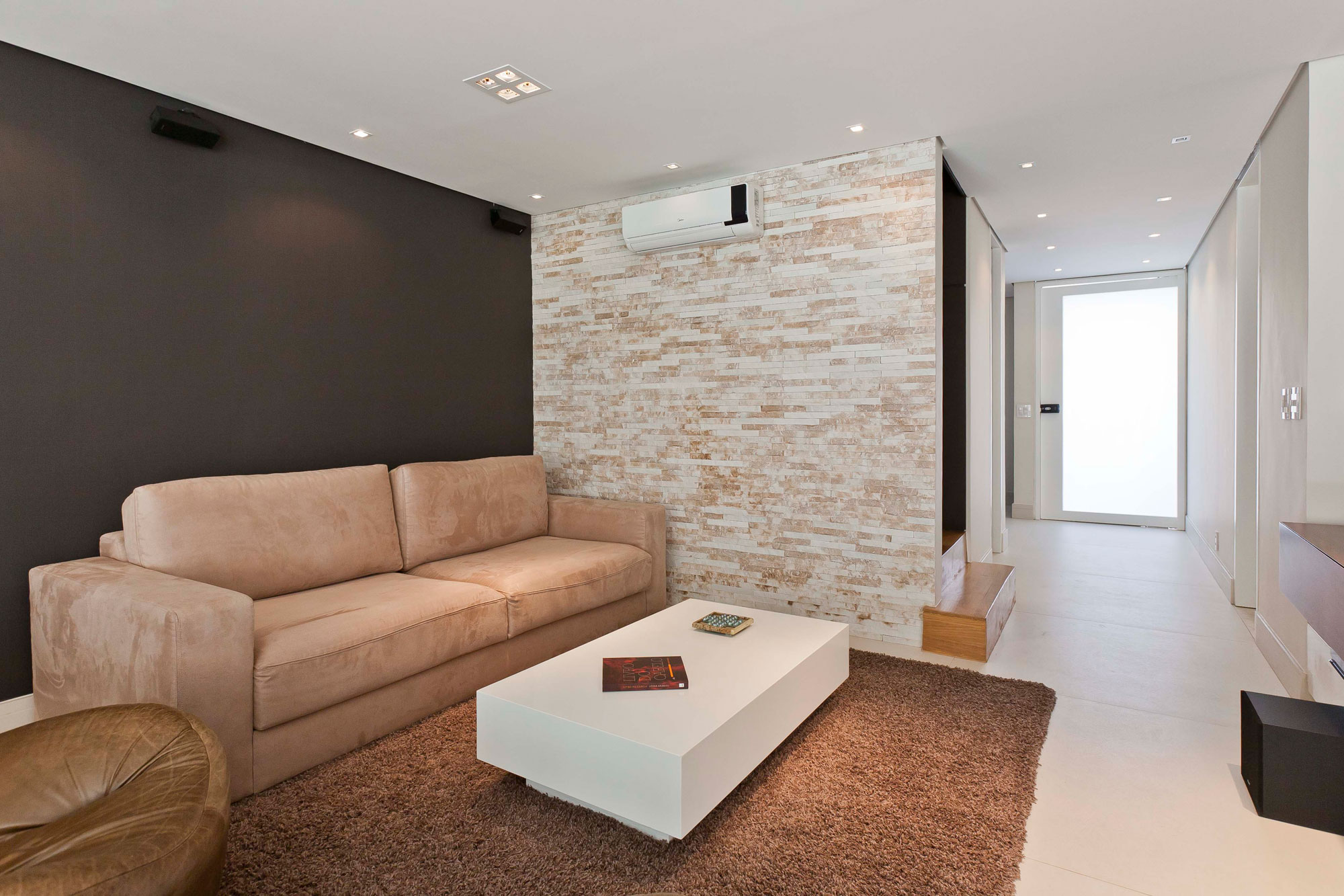 A Luminous Modern Home with Bright and Elegant Interiors in Tambore, Brazil by Conseil Brasil (5)