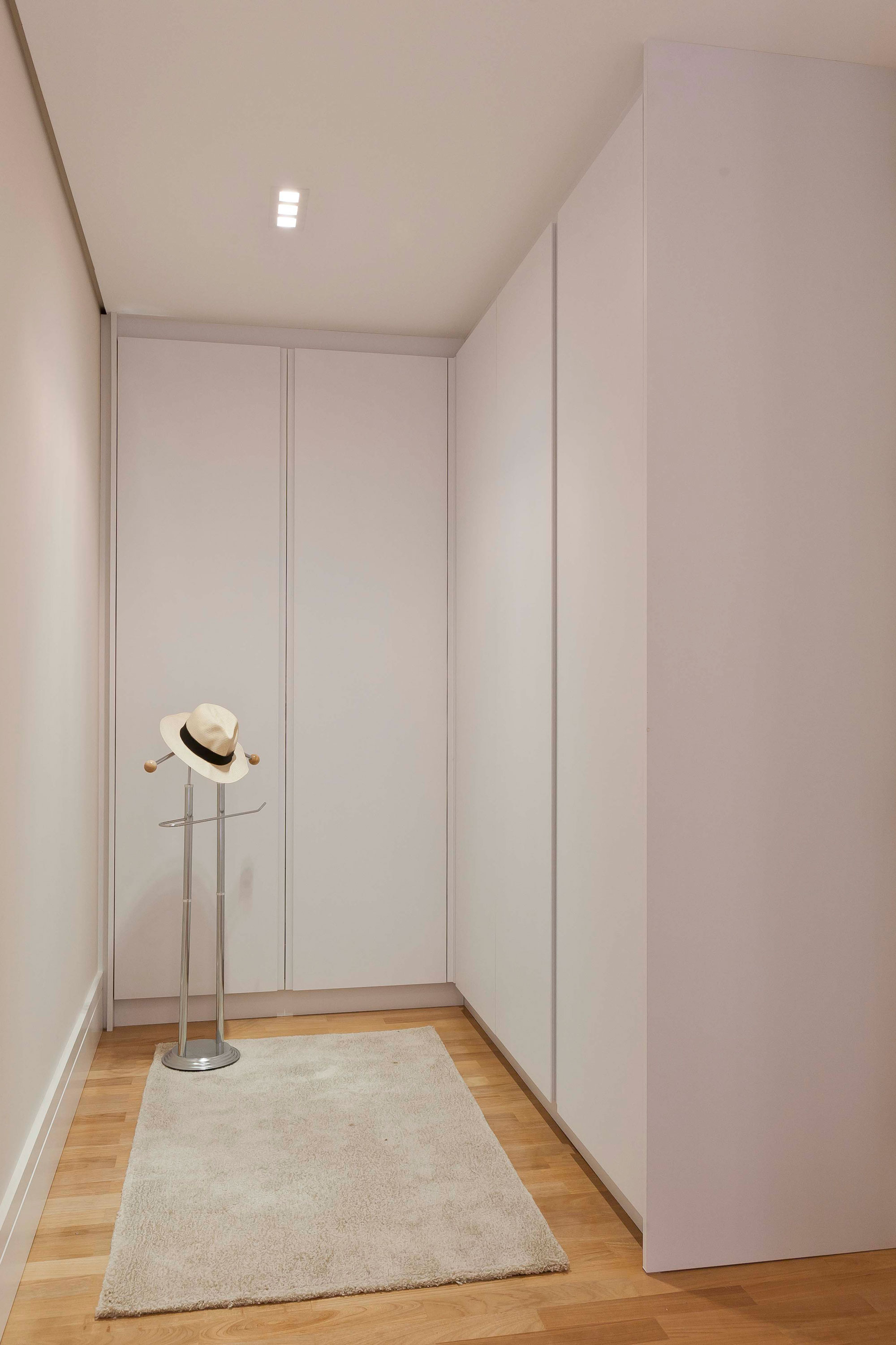 A Luminous Modern Home with Bright and Elegant Interiors in Tambore, Brazil by Conseil Brasil (52)