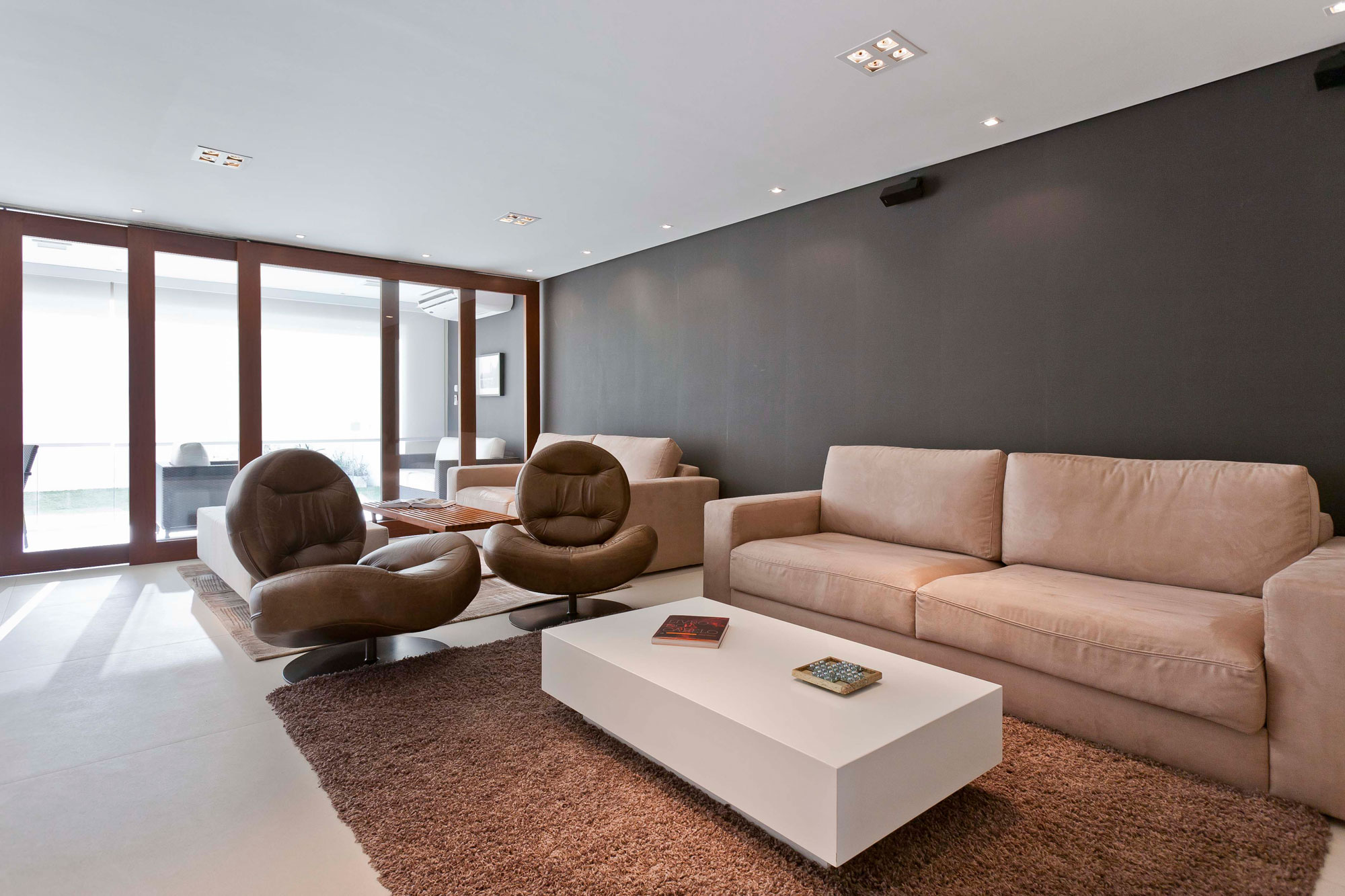 A Luminous Modern Home with Bright and Elegant Interiors in Tambore, Brazil by Conseil Brasil (6)