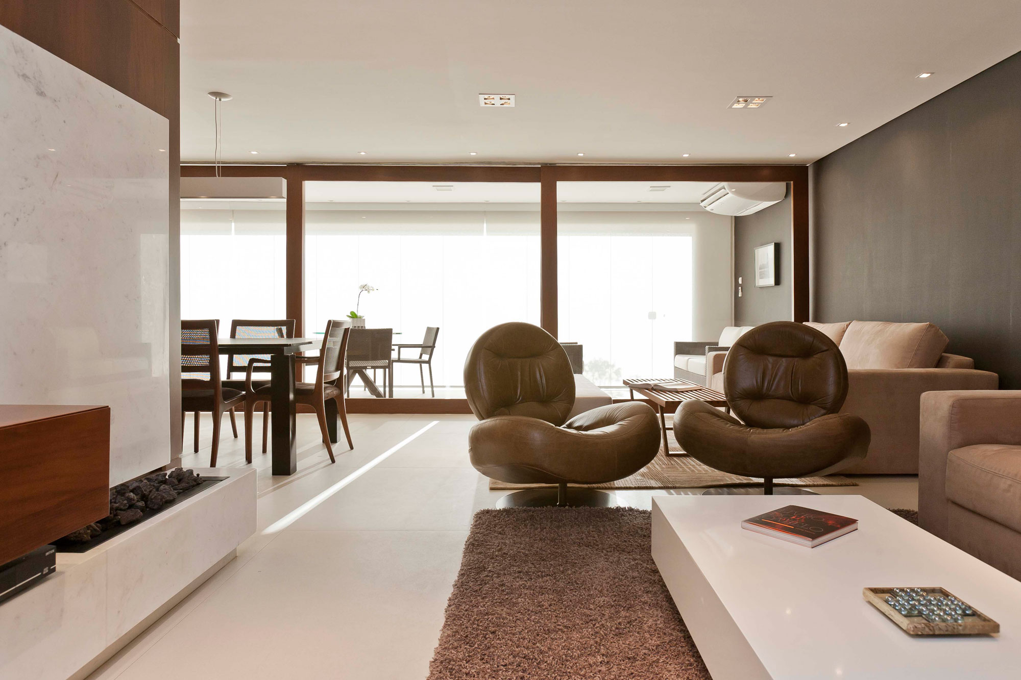 A Luminous Modern Home with Bright and Elegant Interiors in Tambore, Brazil by Conseil Brasil (7)