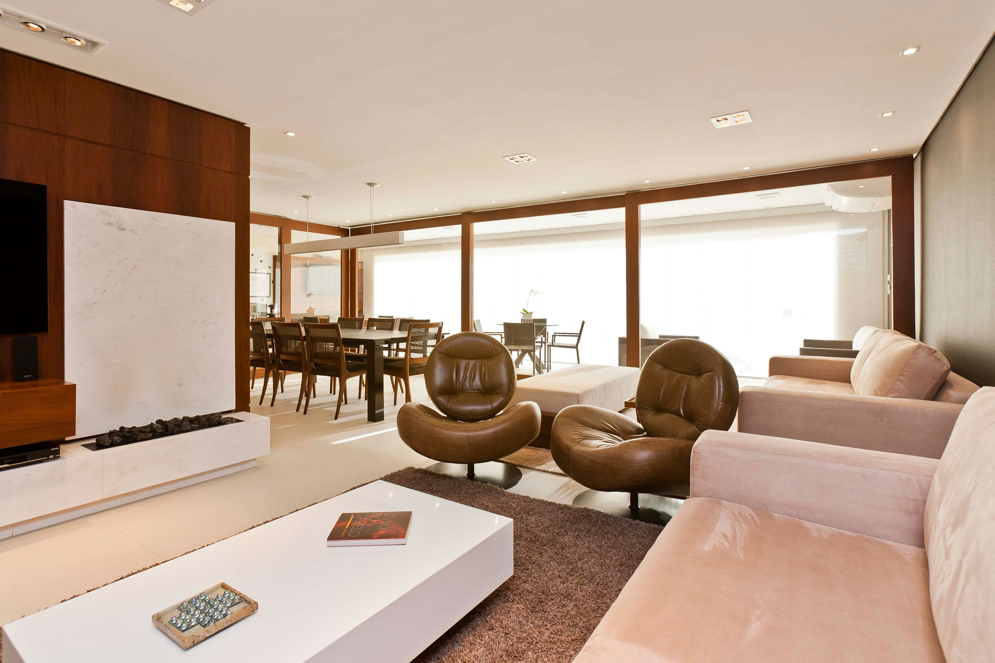 A Luminous Modern Home with Bright and Elegant Interiors in Tambore, Brazil by Conseil Brasil (8)