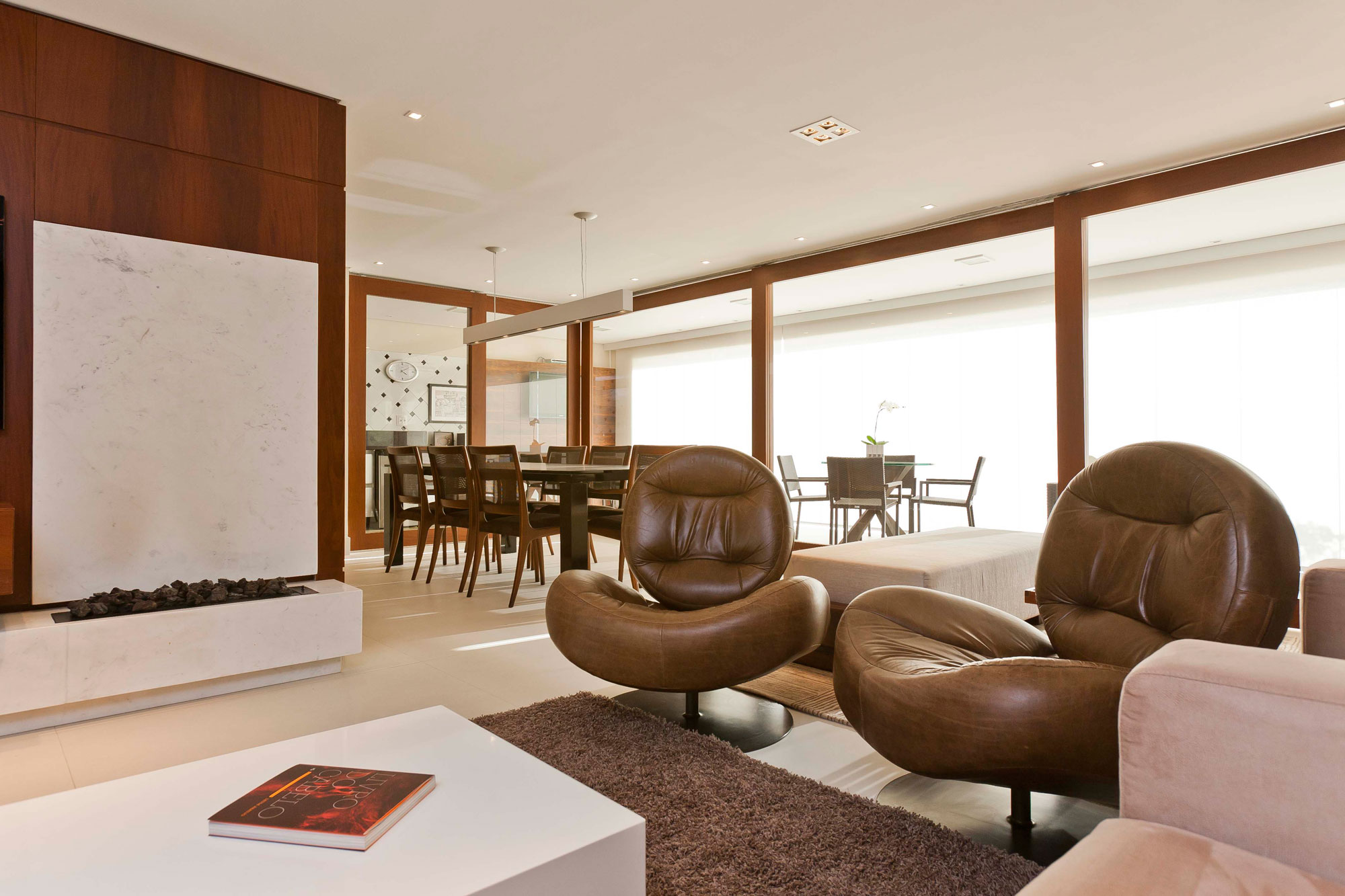 A Luminous Modern Home with Bright and Elegant Interiors in Tambore, Brazil by Conseil Brasil (9)