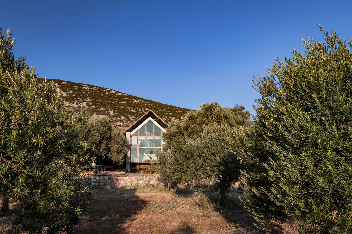 A Luminous and Spacious Home for a Retired Couple in Mordoğan, Turkey by Onur Teke (2)