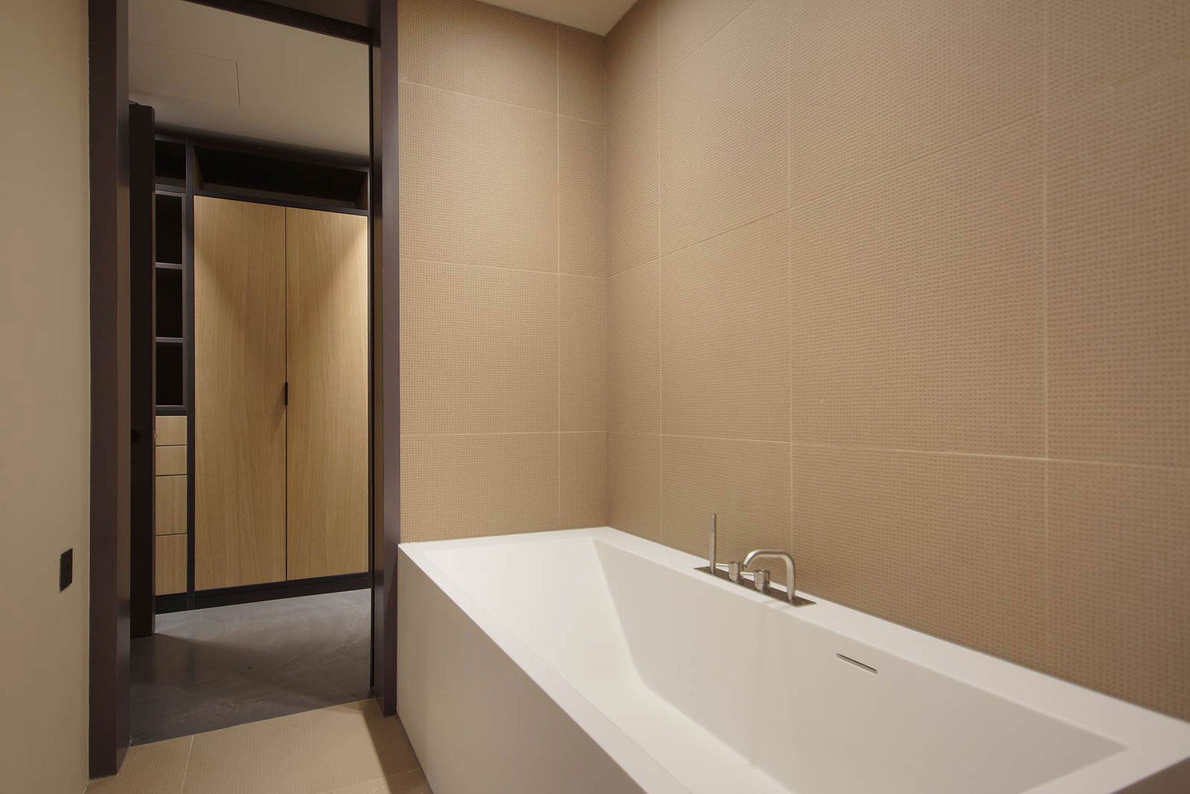 A Luxurious Contemporary Apartment with Eco-Friendly and Sophisticated Interiors in London by Minacciolo & CLPD (11)