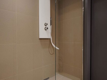 A Luxurious Contemporary Apartment with Eco-Friendly and Sophisticated Interiors in London by Minacciolo & CLPD (12)