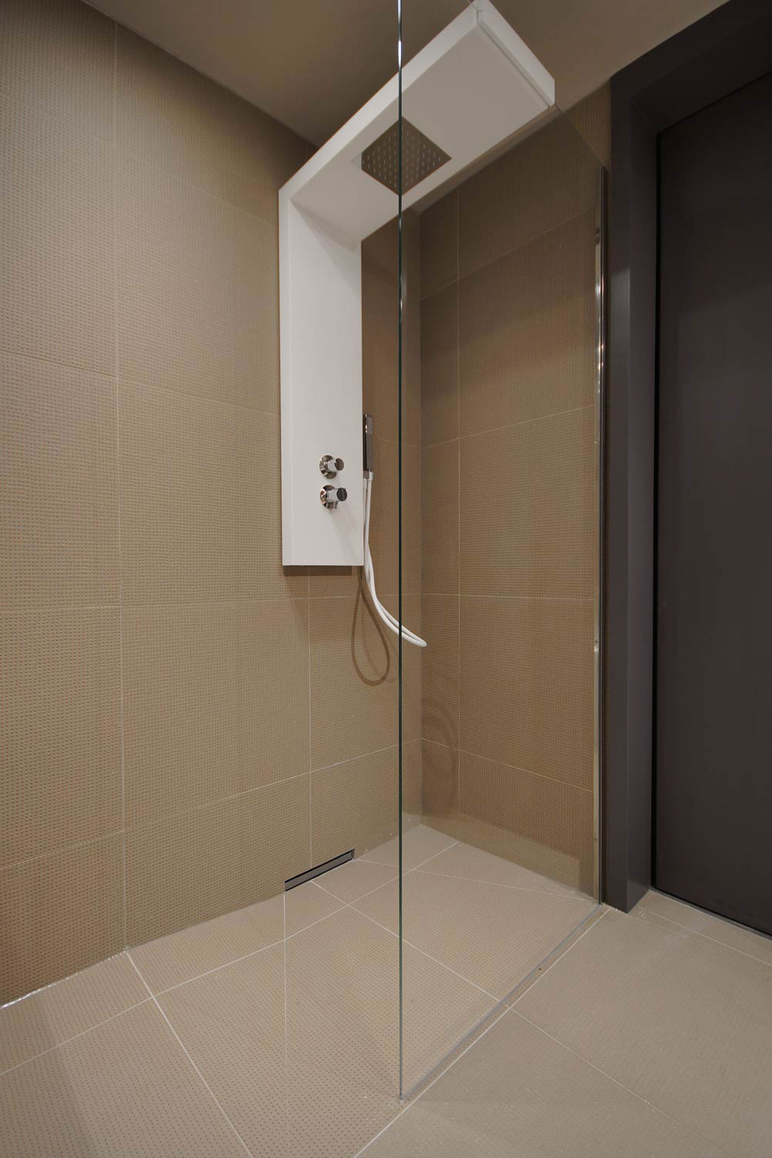 A Luxurious Contemporary Apartment with Eco-Friendly and Sophisticated Interiors in London by Minacciolo & CLPD (12)