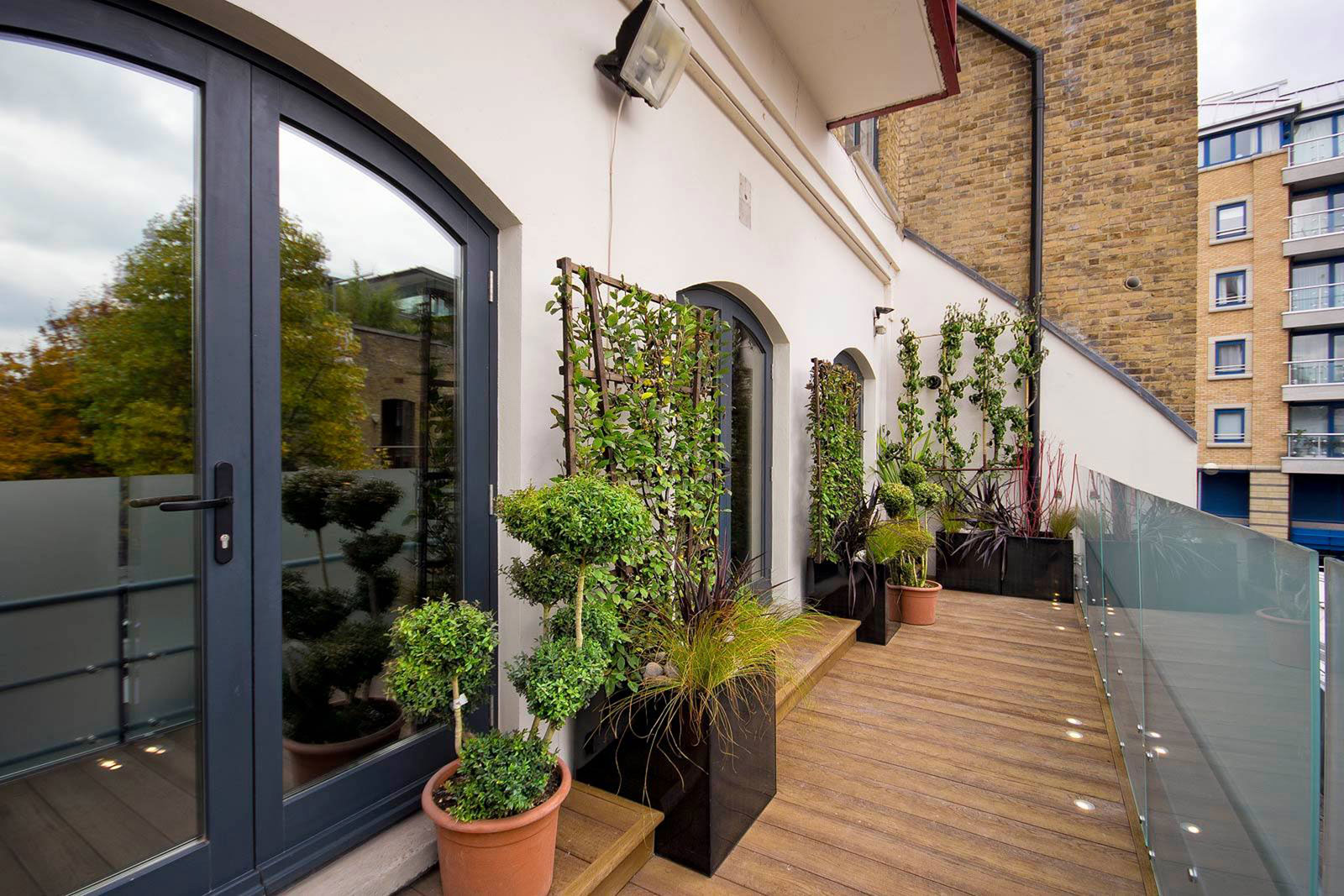 A Luxurious Contemporary Apartment with Eco-Friendly and Sophisticated Interiors in London by Minacciolo & CLPD (17)