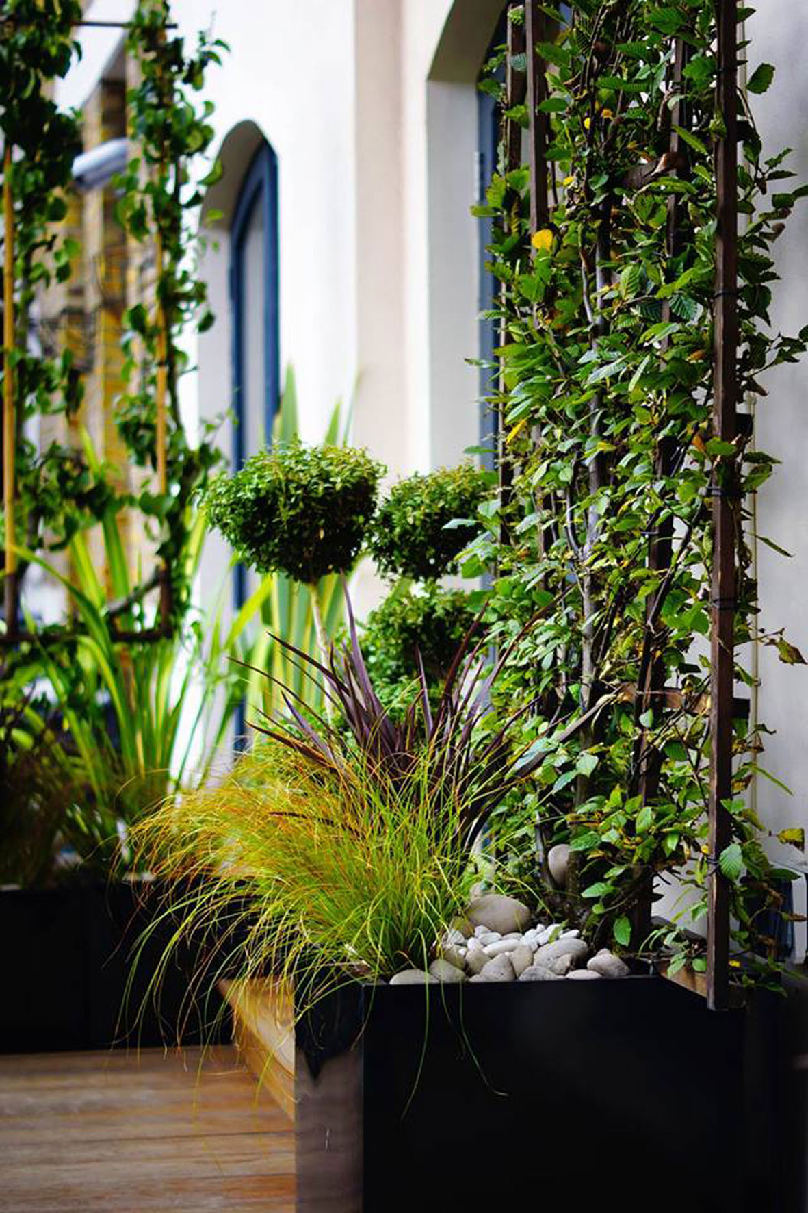 A Luxurious Contemporary Apartment with Eco-Friendly and Sophisticated Interiors in London by Minacciolo & CLPD (18)