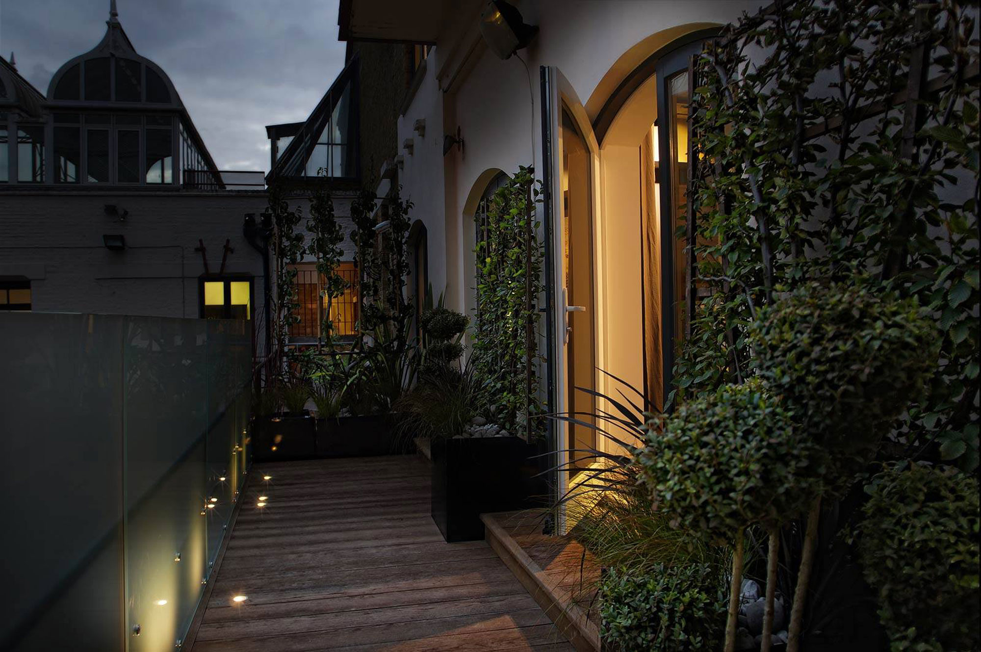 A Luxurious Contemporary Apartment with Eco-Friendly and Sophisticated Interiors in London by Minacciolo & CLPD (19)
