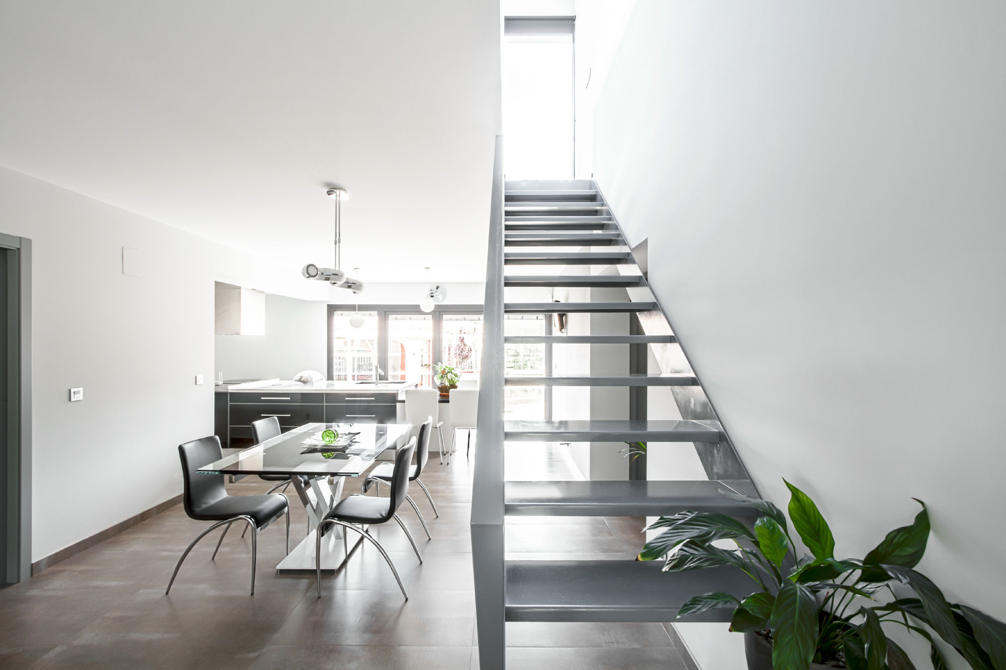 A Luxurious and Elegant Home with Luminous Interiors in Vilamarxant, Spain by Viraje Arquitectura (10)