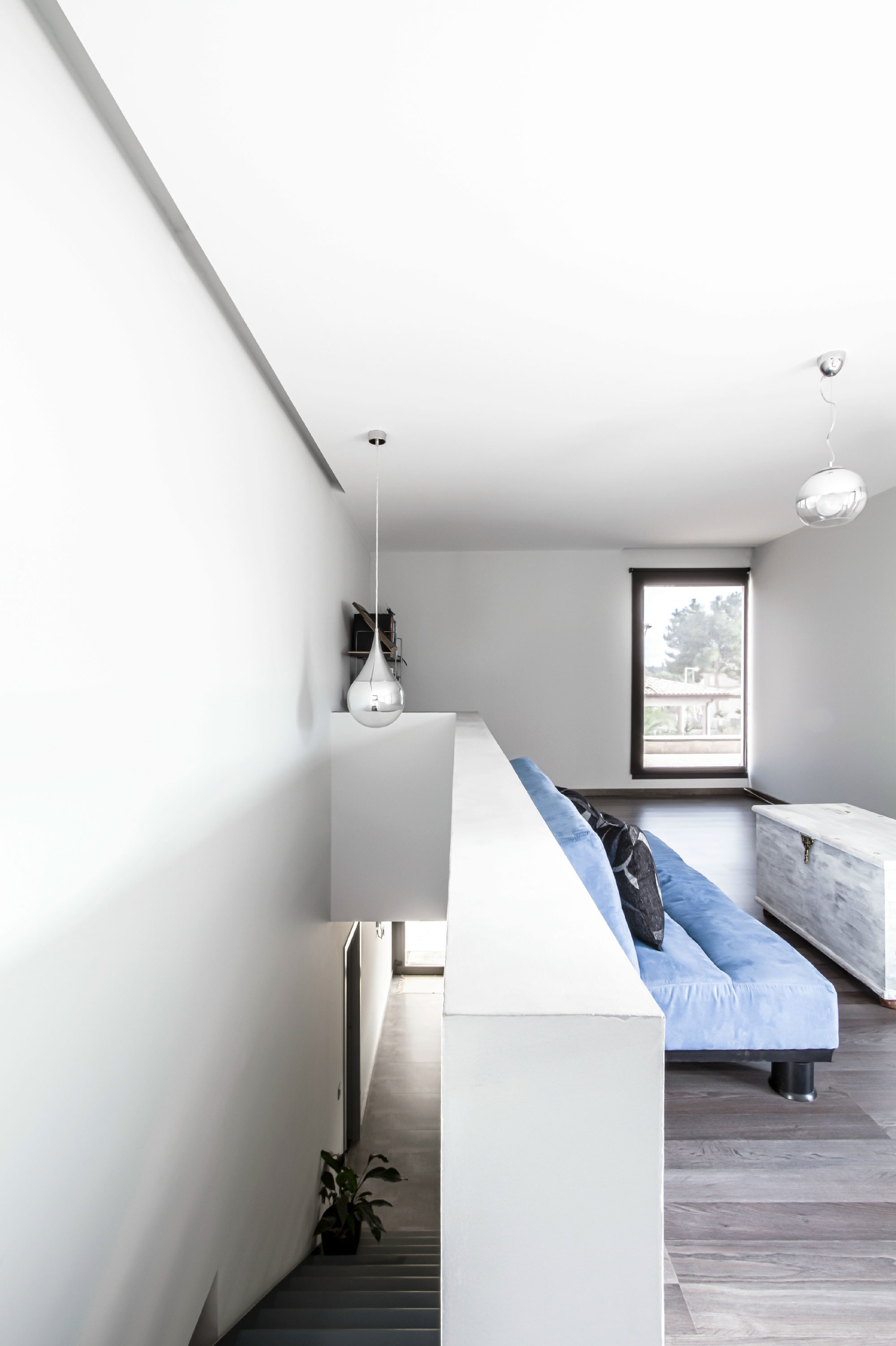 A Luxurious and Elegant Home with Luminous Interiors in Vilamarxant, Spain by Viraje Arquitectura (11)