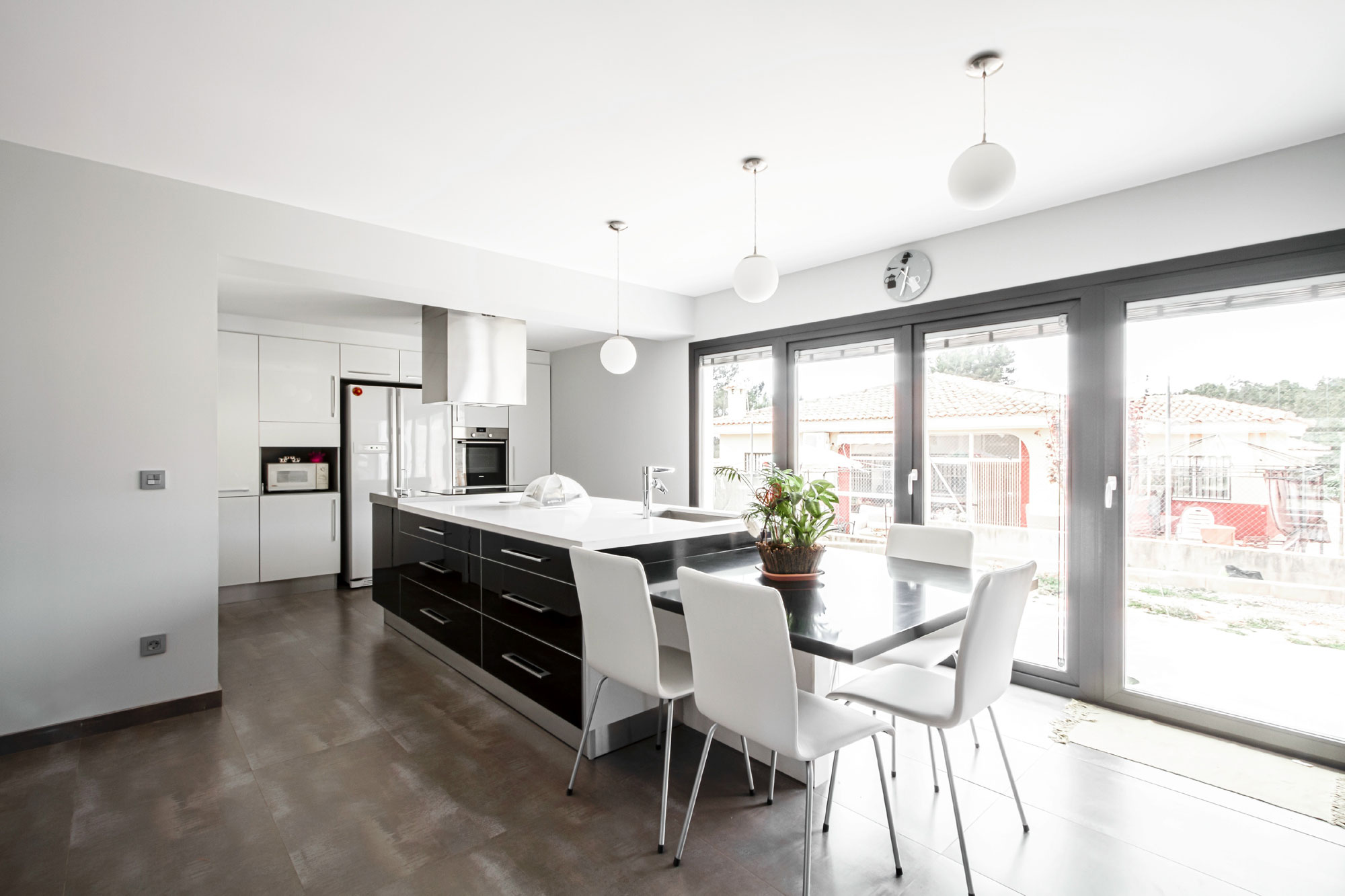 A Luxurious and Elegant Home with Luminous Interiors in Vilamarxant, Spain by Viraje Arquitectura (2)