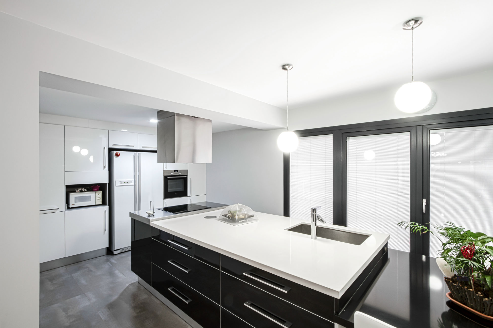 A Luxurious and Elegant Home with Luminous Interiors in Vilamarxant, Spain by Viraje Arquitectura (3)