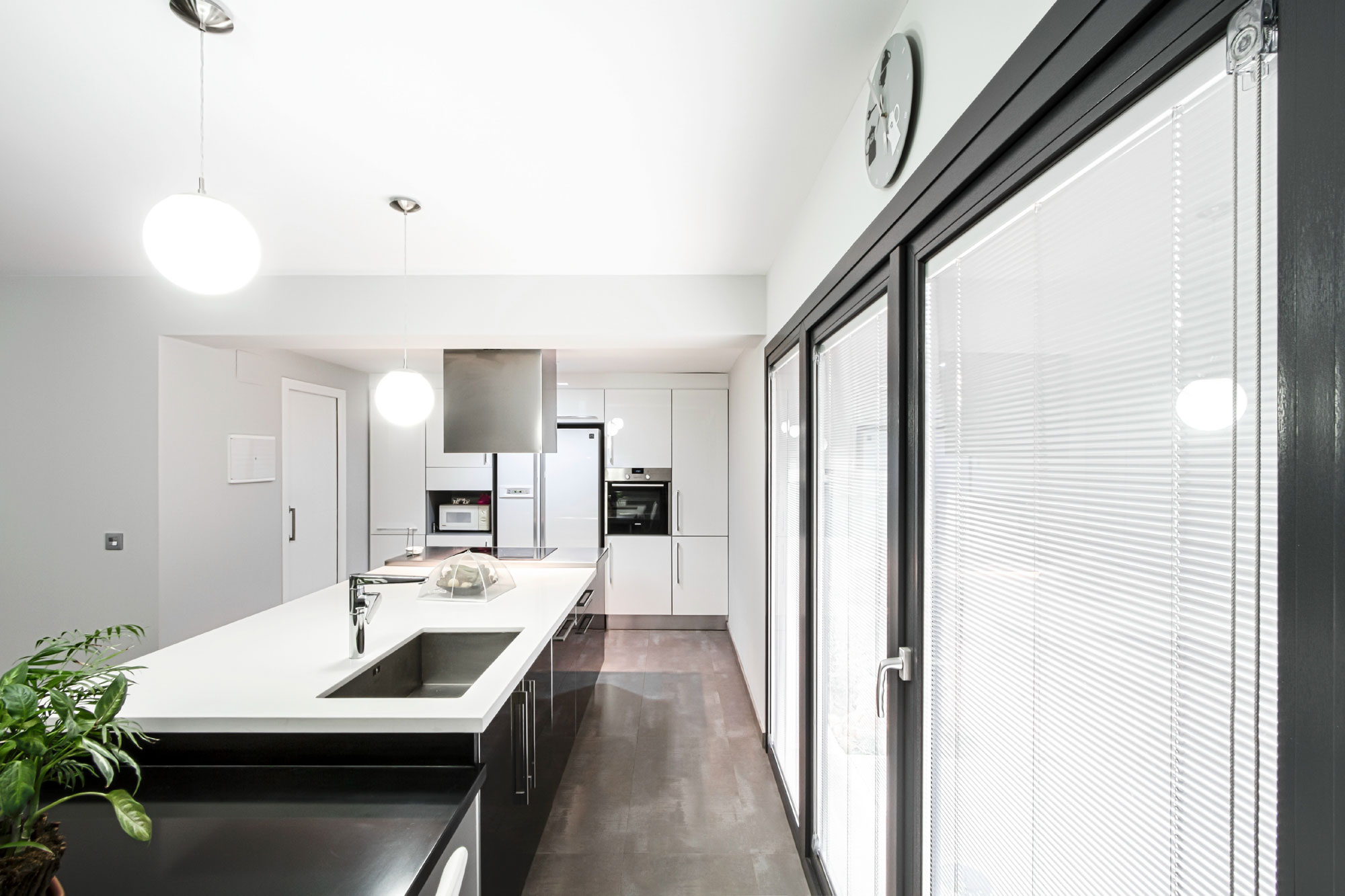 A Luxurious and Elegant Home with Luminous Interiors in Vilamarxant, Spain by Viraje Arquitectura (4)