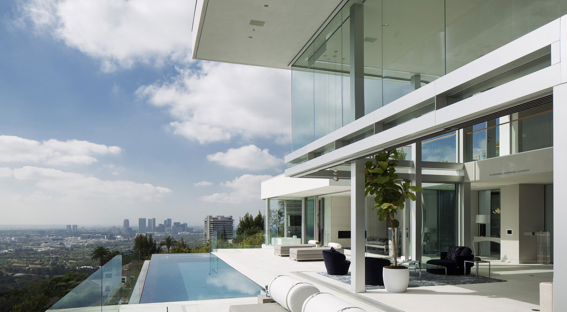A Luxurious and Spacious Home with Luminous Interiors in Hollywood by McClean Design (1)