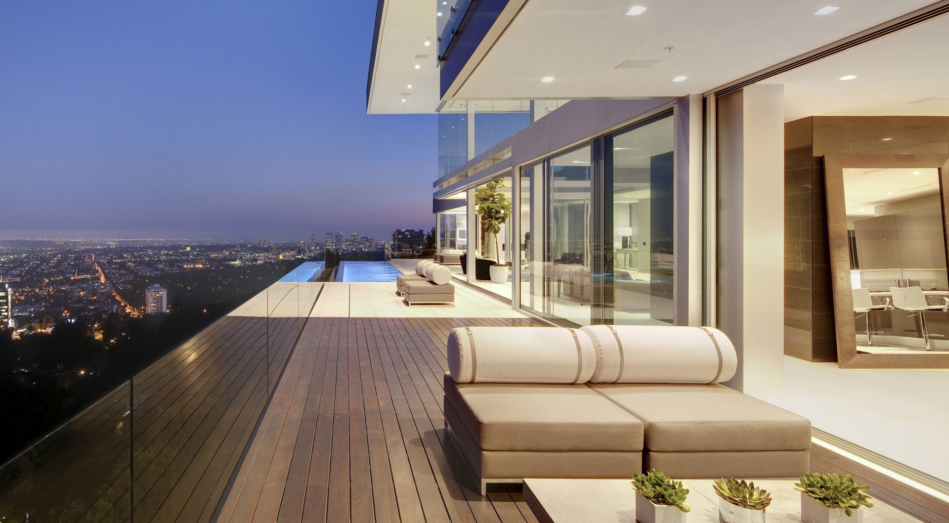 A Luxurious and Spacious Home with Luminous Interiors in Hollywood by McClean Design (18)