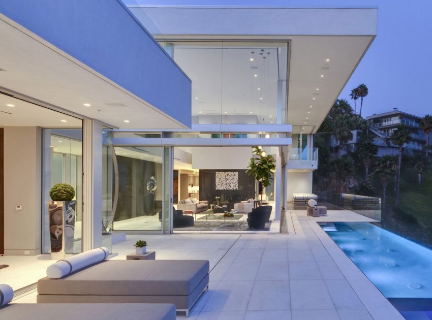 A Luxurious and Spacious Home with Luminous Interiors in Hollywood by McClean Design (19)