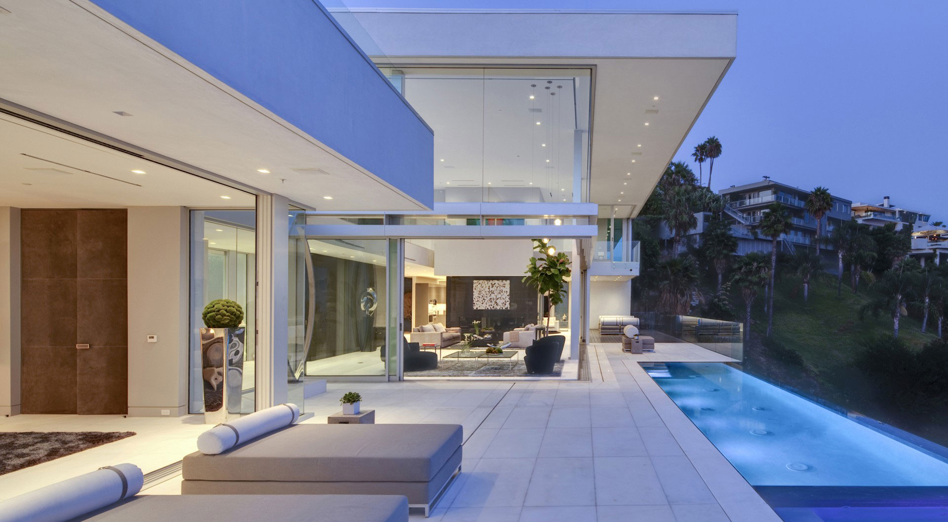 A Luxurious and Spacious Home with Luminous Interiors in Hollywood by McClean Design (19)