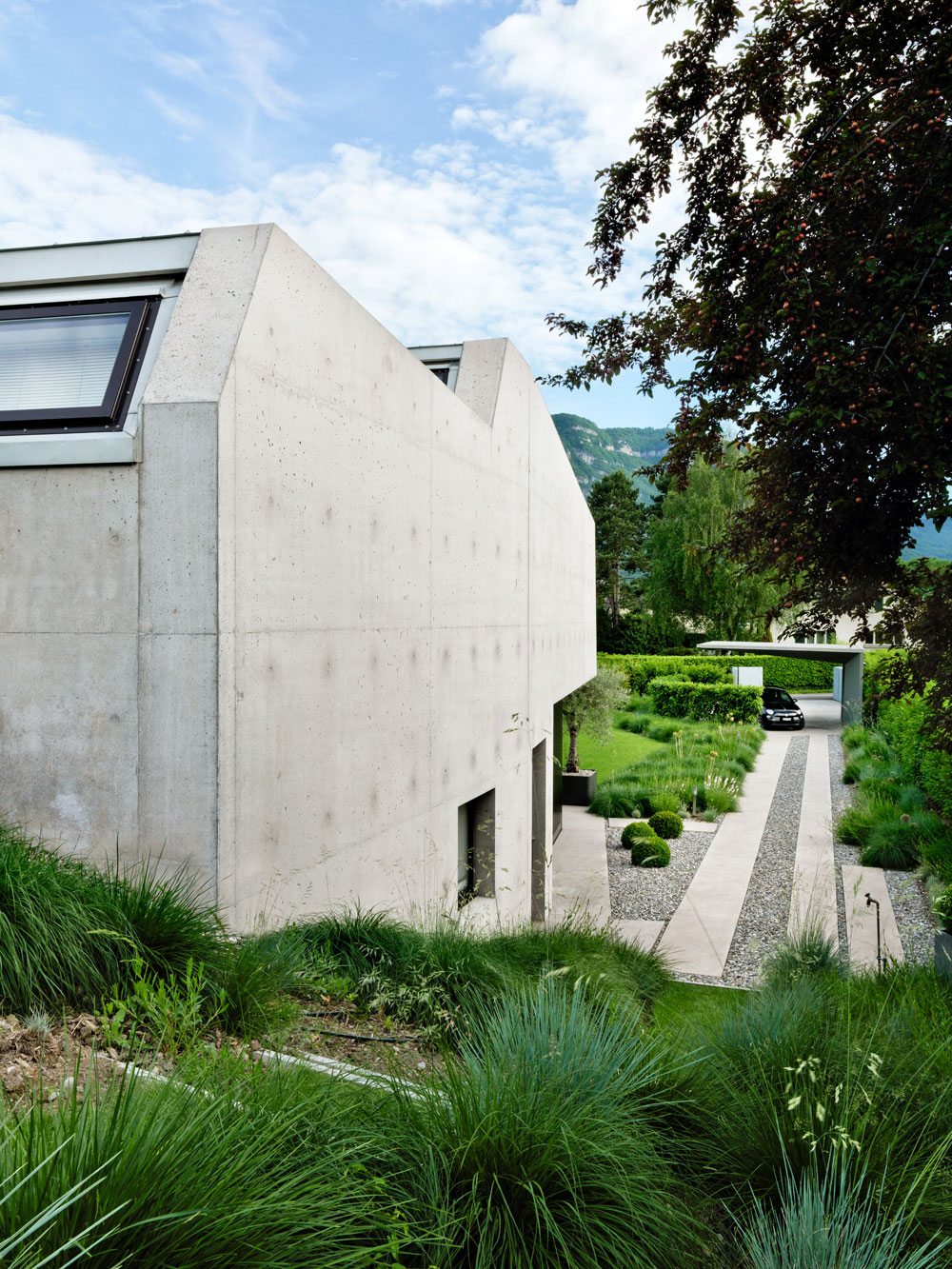 A Magnificent and Stylish Concrete House for Families with Two Children in Geneva by Raphaël Nussbaumer Architectes (2)