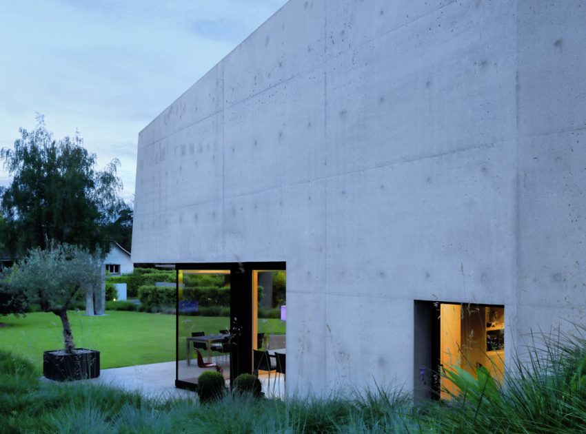 A Magnificent and Stylish Concrete House for Families with Two Children in Geneva by Raphaël Nussbaumer Architectes (9)