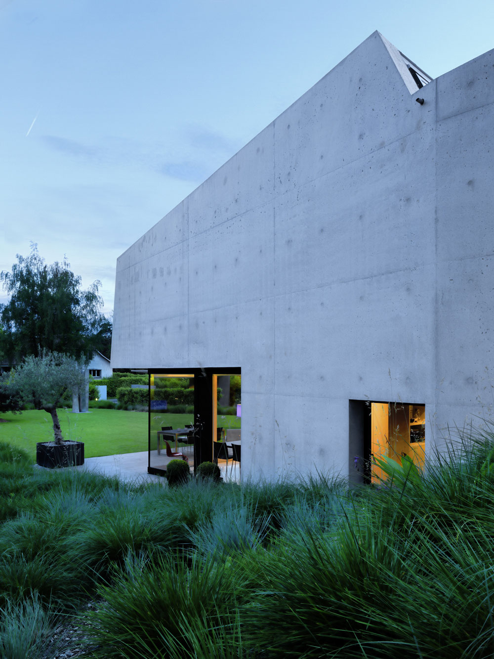 A Magnificent and Stylish Concrete House for Families with Two Children in Geneva by Raphaël Nussbaumer Architectes (9)