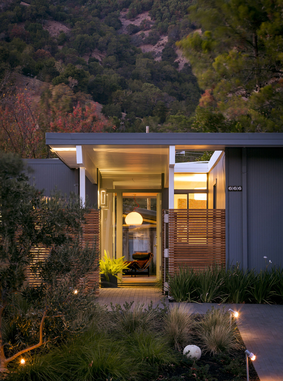 A Midcentury Eichler Home Turned Into a Functional Family House in San Rafael by building Lab (23)