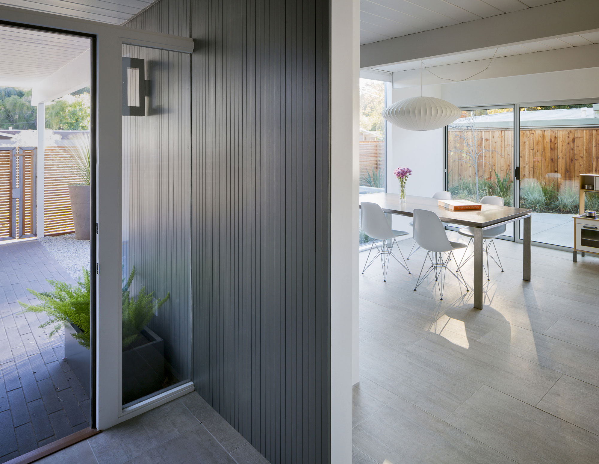 A Midcentury Eichler Home Turned Into a Functional Family House in San Rafael by building Lab (4)