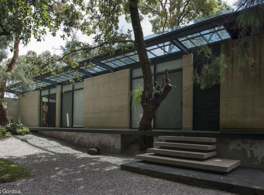 A Modern Concrete Home Surrounded by Trees and Vegetation Embrace in Morelos by Taller|A arquitectos (2)