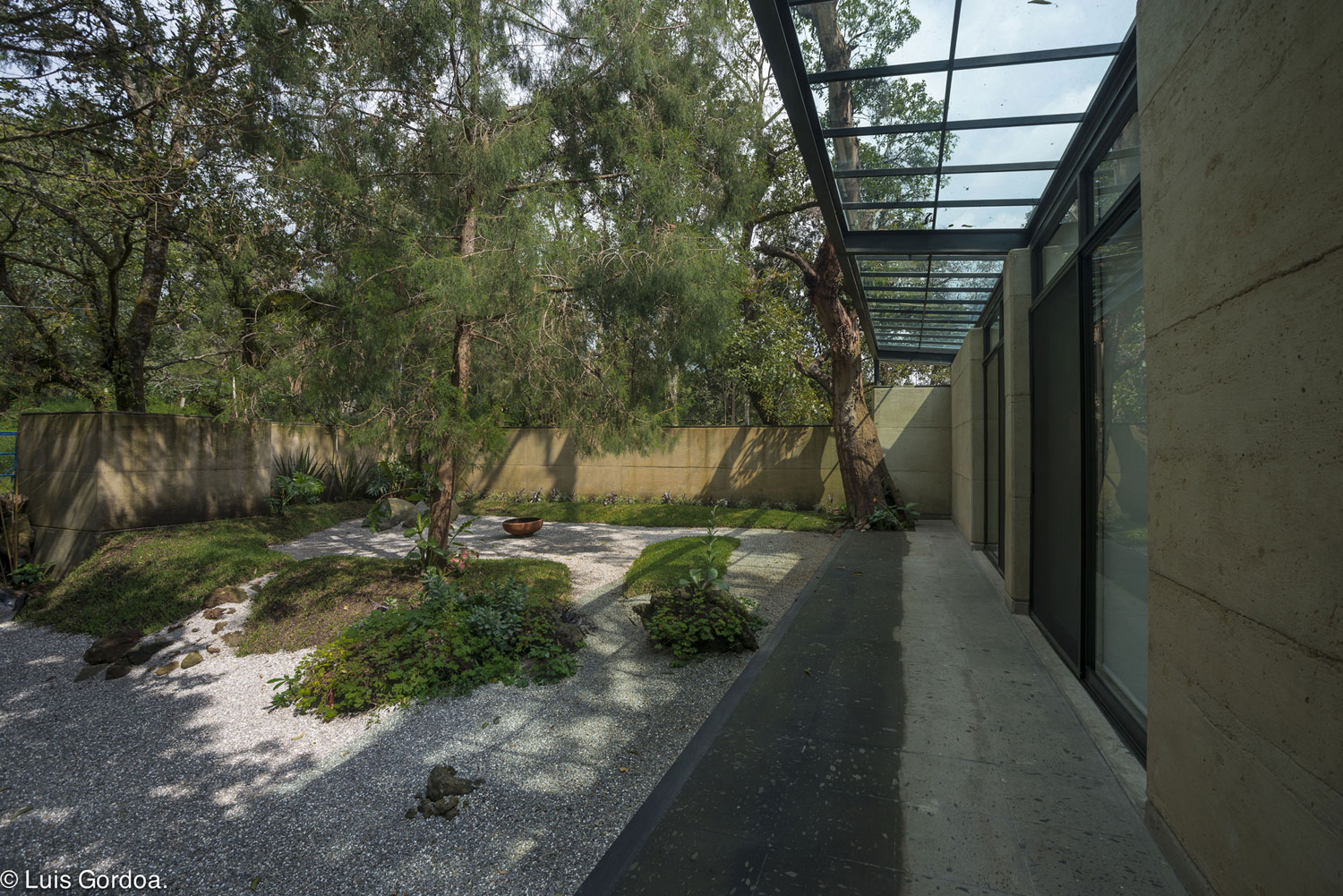 A Modern Concrete Home Surrounded by Trees and Vegetation Embrace in Morelos by Taller|A arquitectos (6)